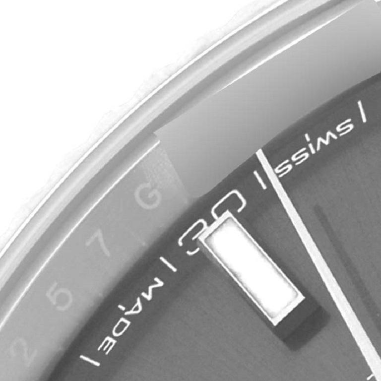Rolex Datejust 41 Steel White Gold Slate Dial Mens Watch 126334. Mouvement automatique à remontage automatique, officiellement certifié chronomètre. Boîtier en acier inoxydable de 41 mm de diamètre. Logo Rolex sur la couronne. Lunette cannelée en or
