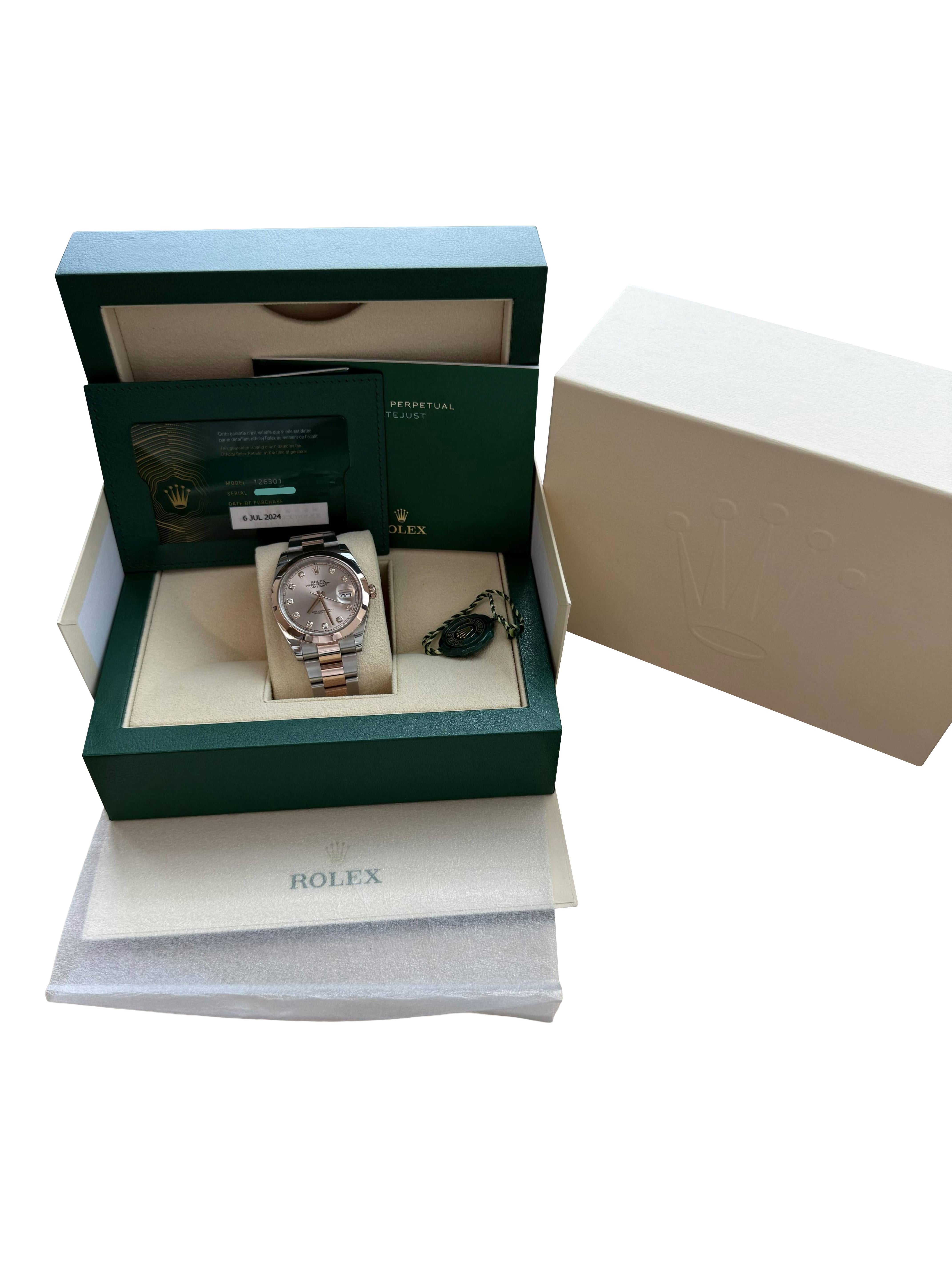 This Oyster Perpetual Datejust 41 in Oystersteel and Everose gold features a Sundust, diamond-set dial and an Oyster bracelet. This dial features diamonds in 18ct gold settings. The sunray finish creates delicate light reflections on many dials in