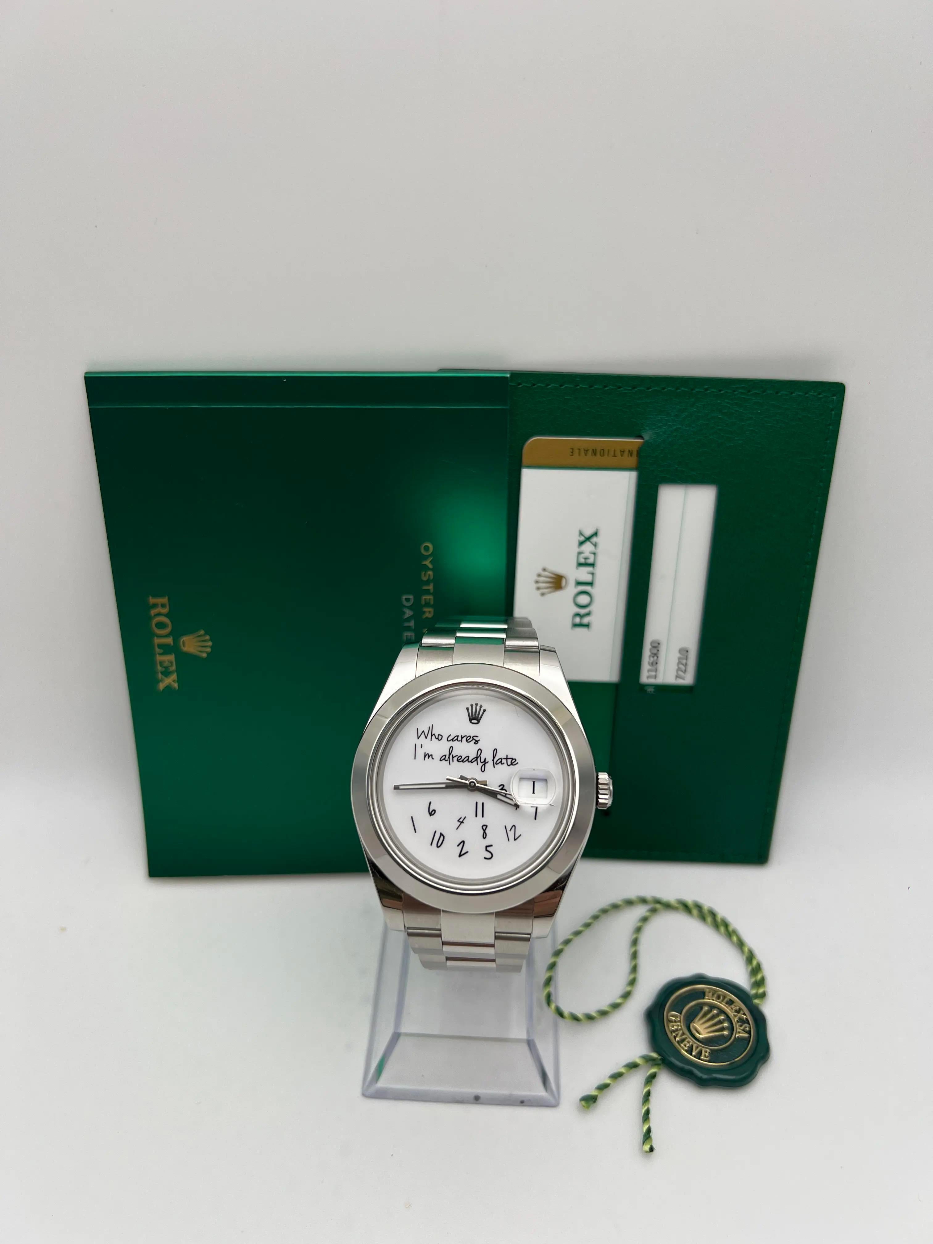 Die Rolex Datejust II, Referenz 116300, verfügt über ein individuelles weißes Zifferblatt mit schwarzer Schrift 