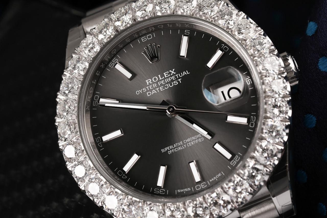 Rolex Oyster Perpetual Datejust Rhodium Dial Automatic Mens Jubilee Watch 126300RSJ

Silver-tone stainless steel case with a silver-tone stainless steel rolex jubilee bracelet. Fixed silver-tone stainless steel bezel. Rhodium dial with silver-tone