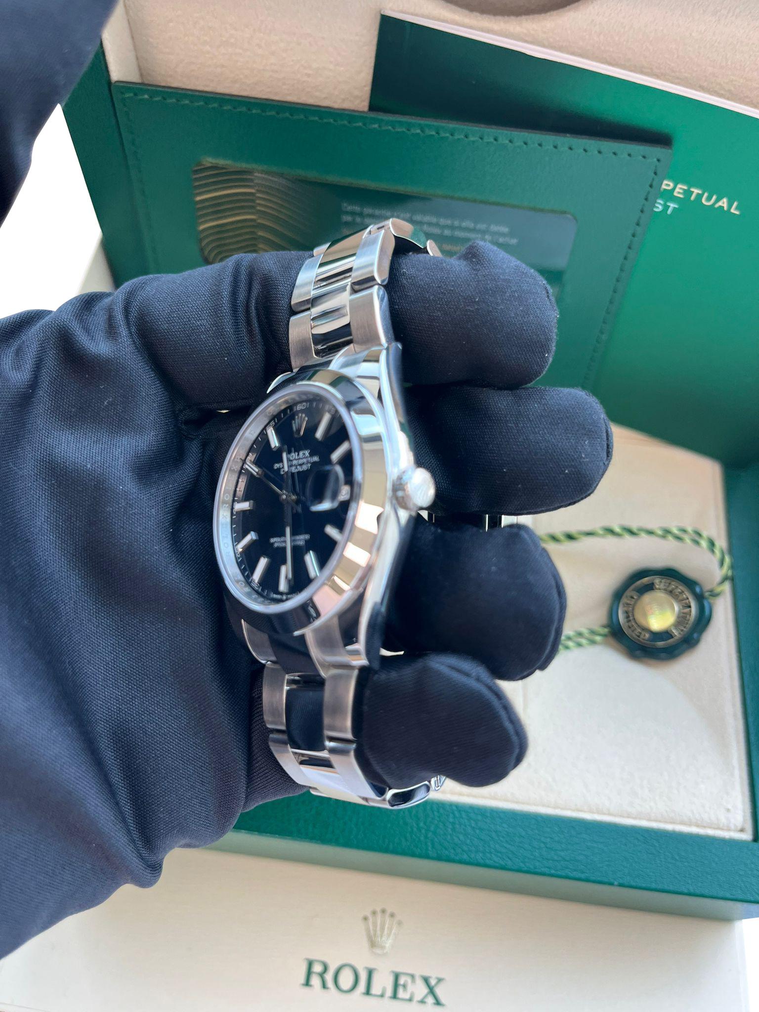 Rolex Montre Oyster Datejust 41 mm à cadran bleu en acier inoxydable pour hommes 126300 en vente 12
