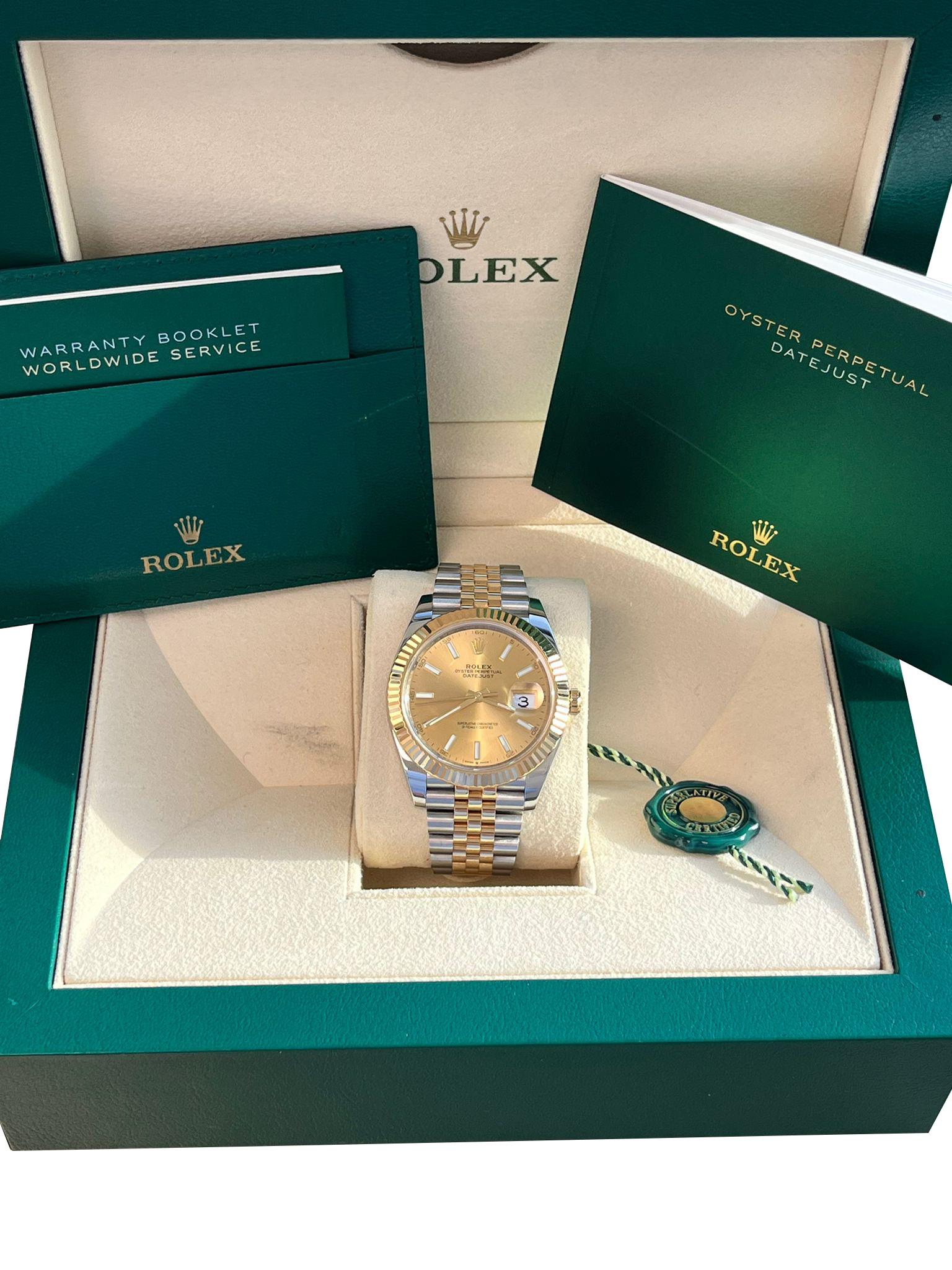 Diese Oyster Perpetual Datejust 41 aus Oystersteel und Gelbgold hat ein champagnerfarbenes Zifferblatt und ein Jubilee-Armband. Die geriffelte Lünette von Rolex ist ein Erkennungsmerkmal. Ursprünglich hatte die Riffelung der Oyster Lünette einen