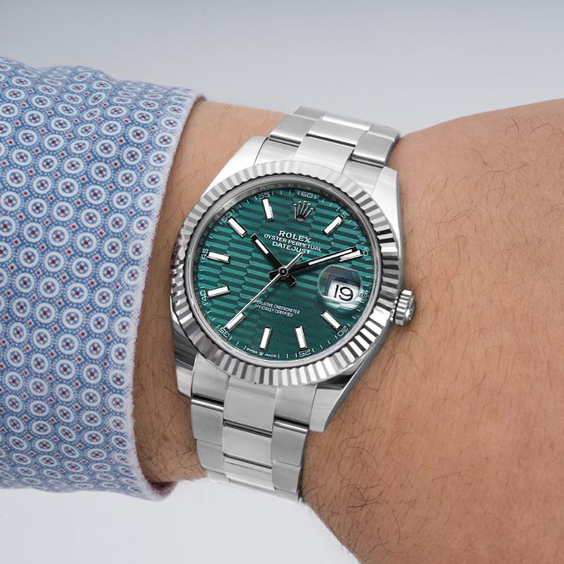 Rolex Montre Datejust avec cadran vert menthe, 41 mm, 126334 Pour hommes en vente