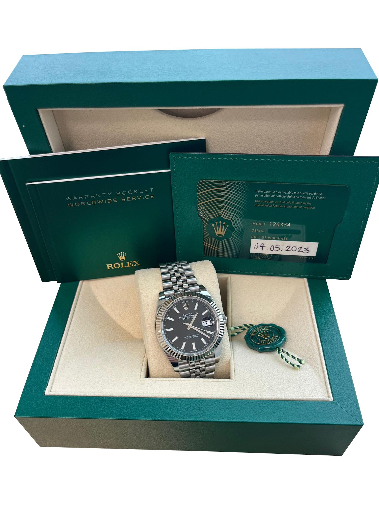 This Oyster Perpetual Datejust 41 in Oystersteel and white gold features a bright black dial and a Jubilee bracelet. The Rolex fluted bezel is a mark of distinction. Originally, the fluting of the Oyster bezel had a functional purpose: it served to