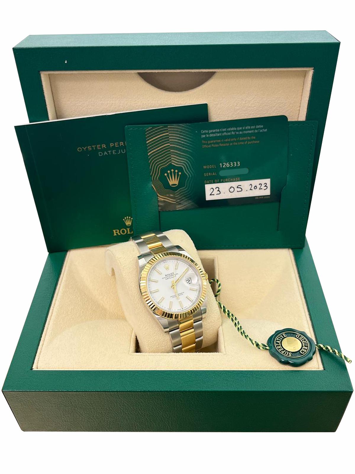 This Oyster Perpetual Datejust 41 in Oystersteel and yellow gold features a white dial and an Oyster bracelet. The Rolex fluted bezel is a mark of distinction. Originally, the fluting of the Oyster bezel had a functional purpose: it served to screw