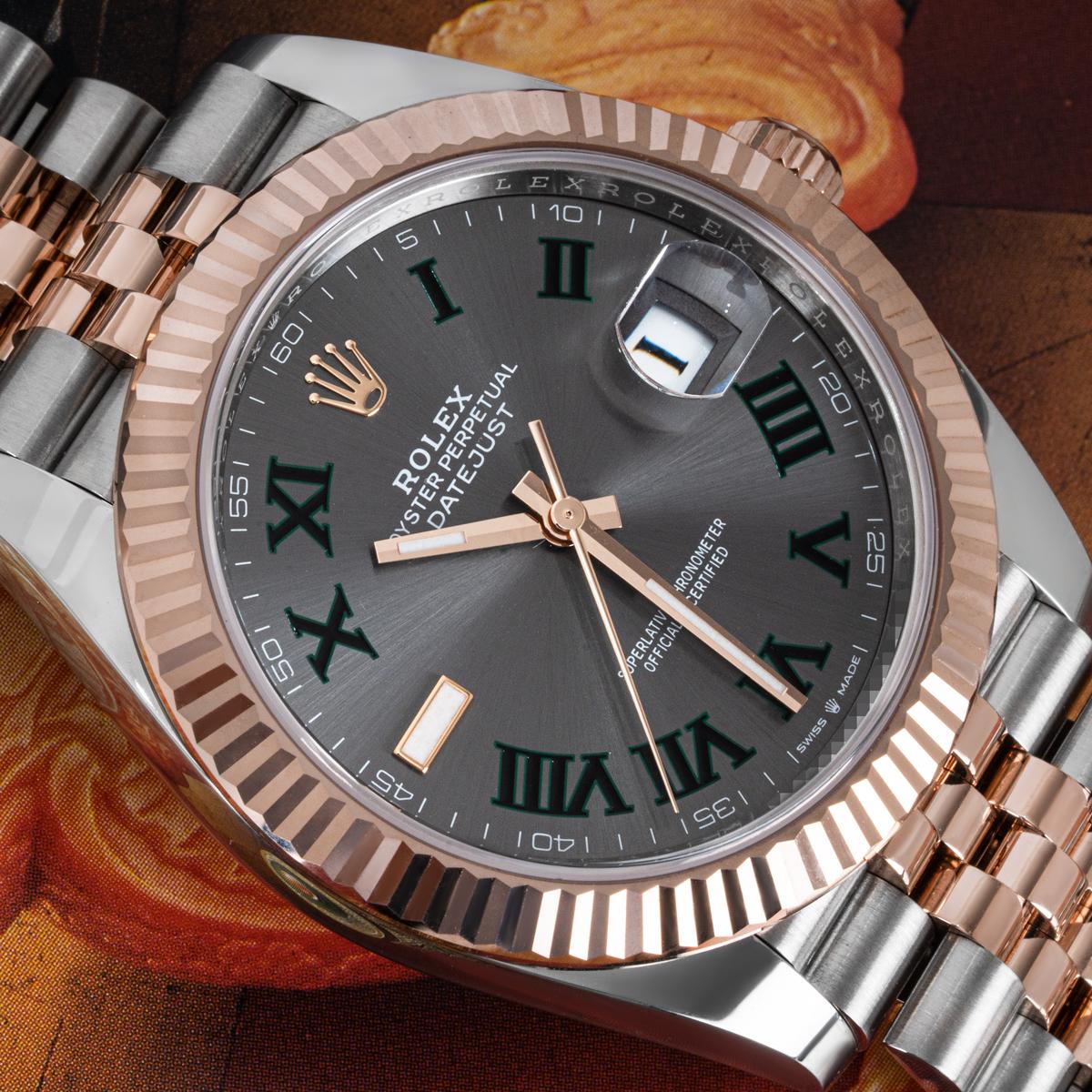 Un Datejust II da uomo da 41 mm in acciaio inossidabile e oro giallo con il ricercato quadrante Wimbledon, firmato Rolex.

Presenta un'apertura per la data, una lunetta scanalata in oro rosa, un bracciale giubileo in acciaio e oro, vetro zaffiro e