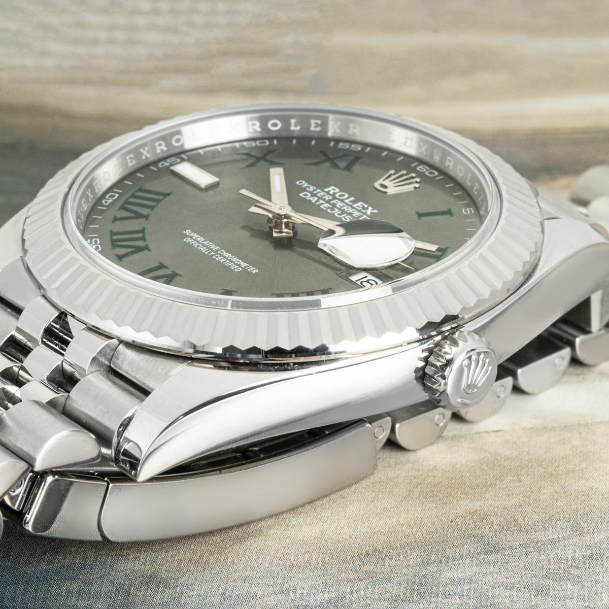 Une Datejust de 41 mm en Oystersteel de Rolex, non portée. Elle est dotée du très recherché cadran Wimbledon avec chiffres romains et d'une lunette cannelée en or blanc. Équipée d'un bracelet Jubilé et de la boucle déployante Oysterclasp. La montre