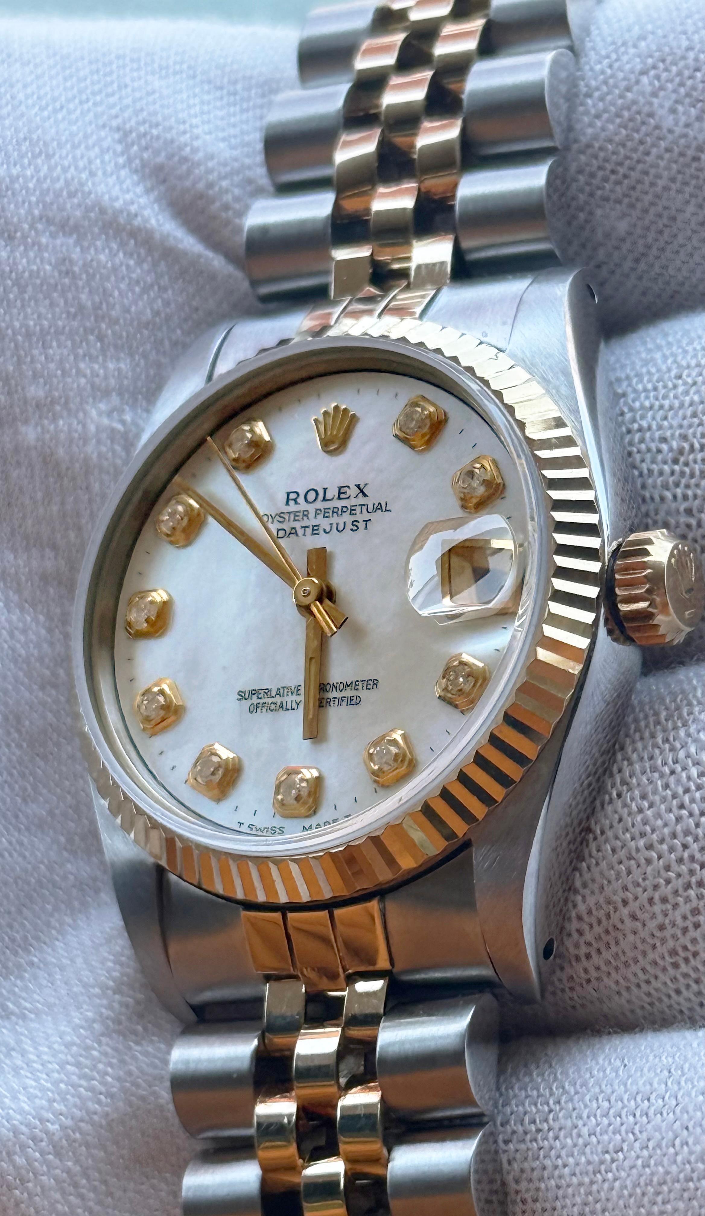 Numero di stile: 68240



Seriale: 842****



Anno: 1984

 

Model: Rolex Datejust Midsize

 

Materiale della cassa: Acciaio inossidabile

 

Fascia: Fascia giubilare personalizzata in oro giallo 14K e acciaio inossidabile

  

Lunetta: oro giallo