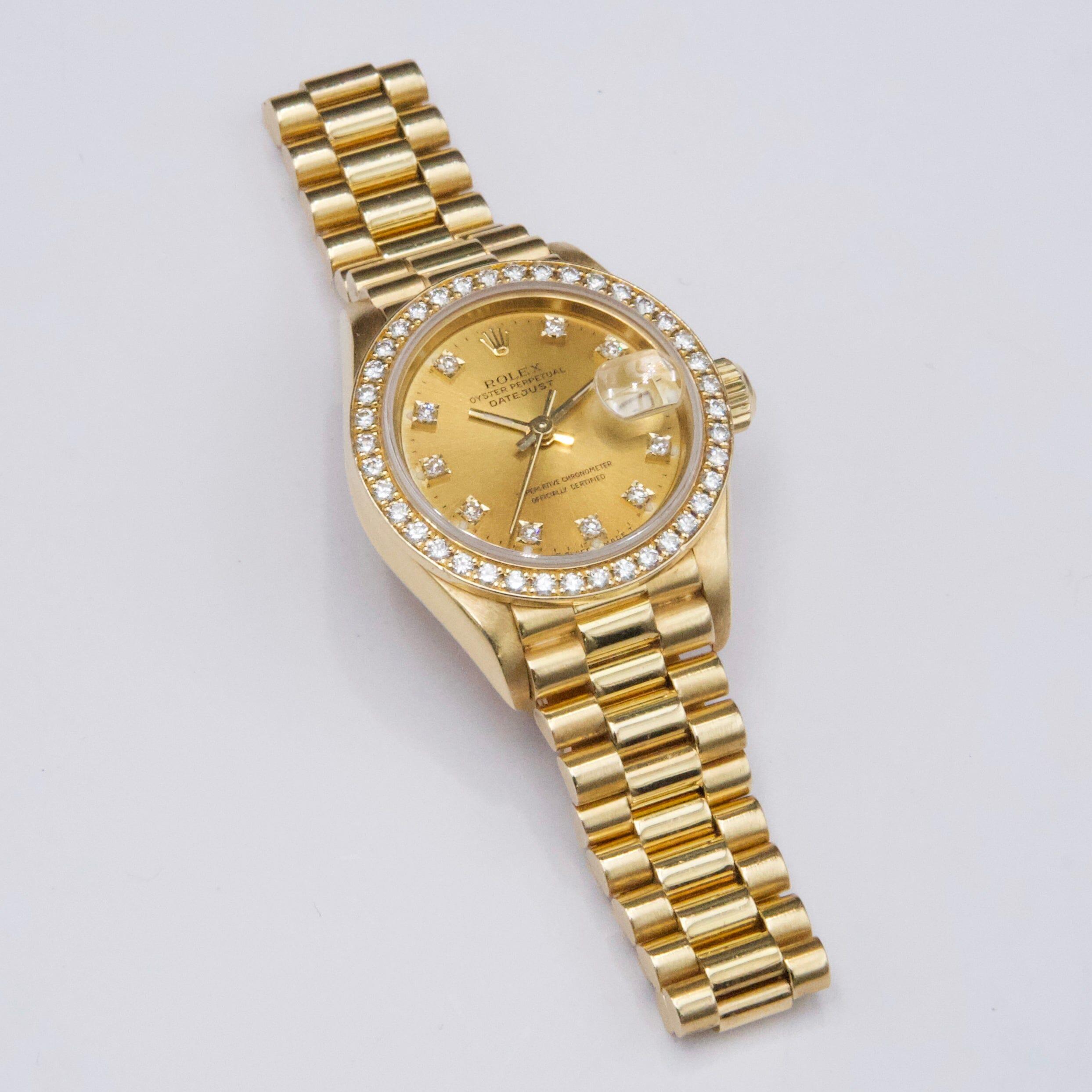 Reloj Rolex Datejust 69138 para señora. Caja de 26 mm de oro amarillo de 18 quilates. Oro amarillo de 18 quilates con bisel engastado con diamantes original de fábrica. Esfera de color champán con agujas luminosas doradas e índices engastados con