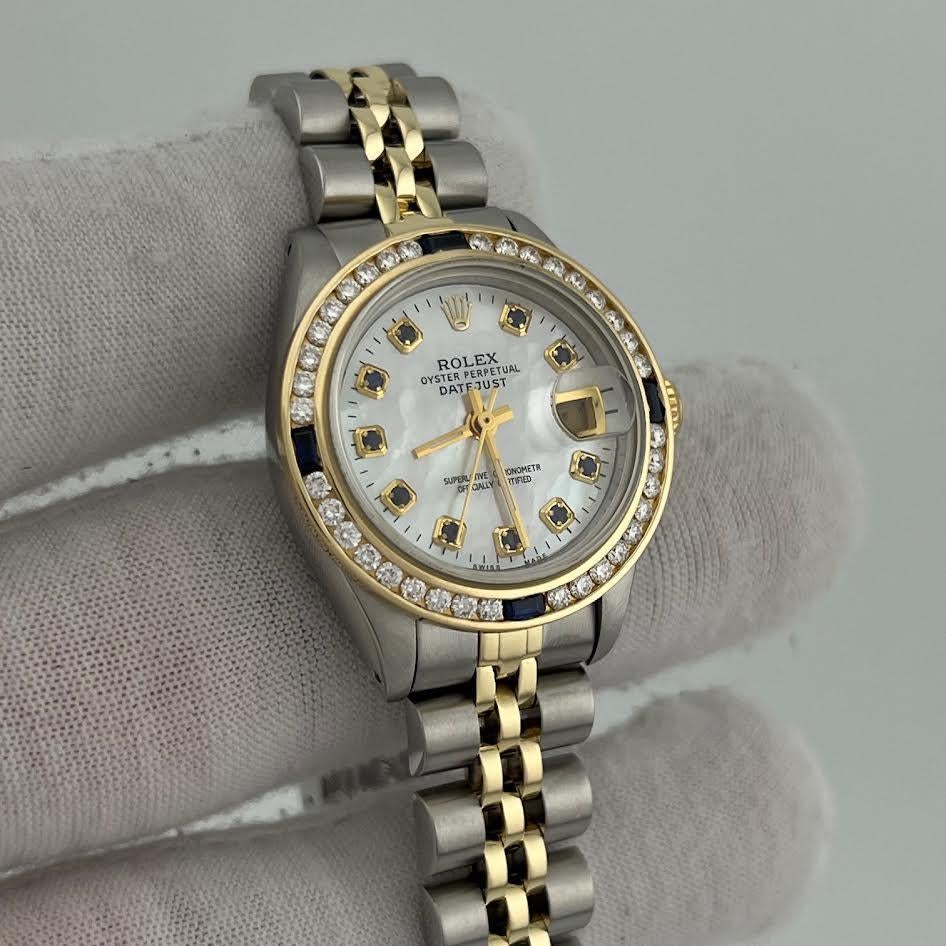 Stil Nummer: 6917



Seriennummer: 374****



Jahr: 1974

 

Modell: Rolex Damen Datejust

 

MATERIAL des Gehäuses: Rostfreier Stahl 

 

Band: 14k Gelbgold & Edelstahl Jubilee

  

Lünette: Benutzerdefinierte Diamant & Saphir Lünette

 