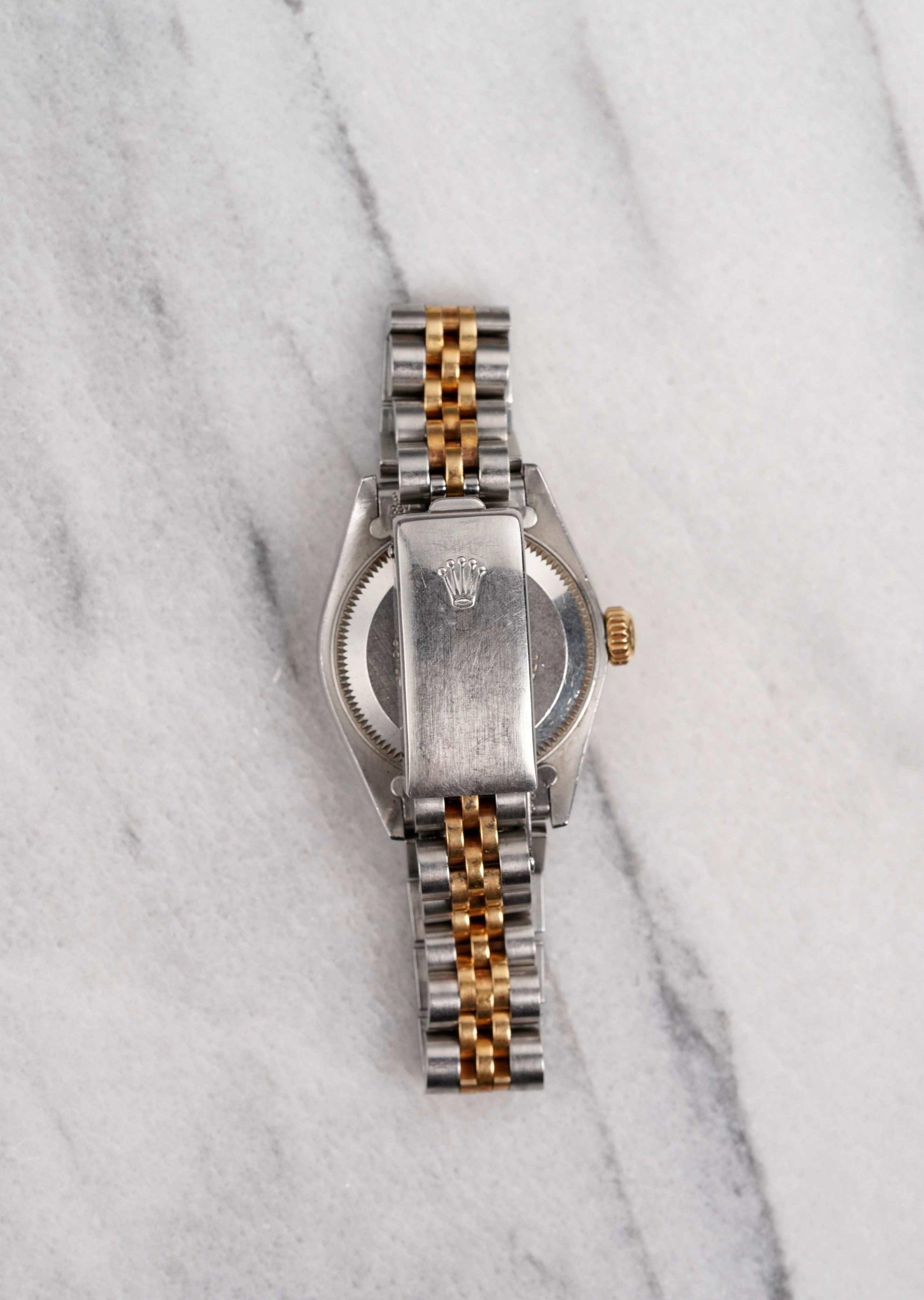 Hier ist eine Vintage Damen Rolex Datejust Referenz 69173 automatische zweifarbig mit einem Champagner-Zifferblatt auf einem Jubilee Armband aus den 80er Jahren. Hält die Zeit gut ein und ist voll funktionsfähig. Die Abmessungen umfassen ein