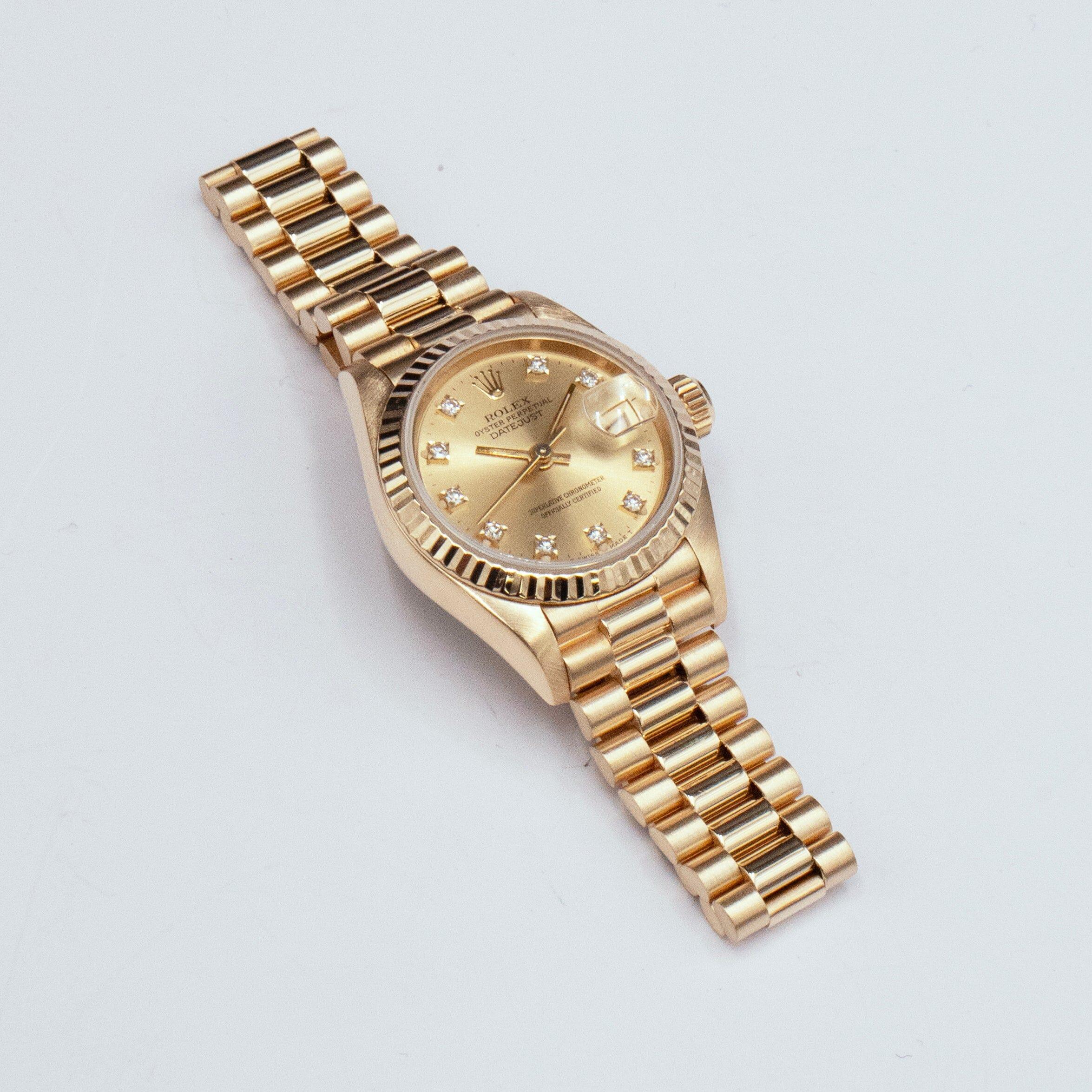 Rolex Oyster Perpetual Datejust 69178 Orologio da donna. Cassa in oro giallo 18 carati da 26 mm con lunetta scanalata. Quadrante champagne con lancette d'oro e indici di diamanti originali di fabbrica. Indici dei minuti sul quadrante esterno.