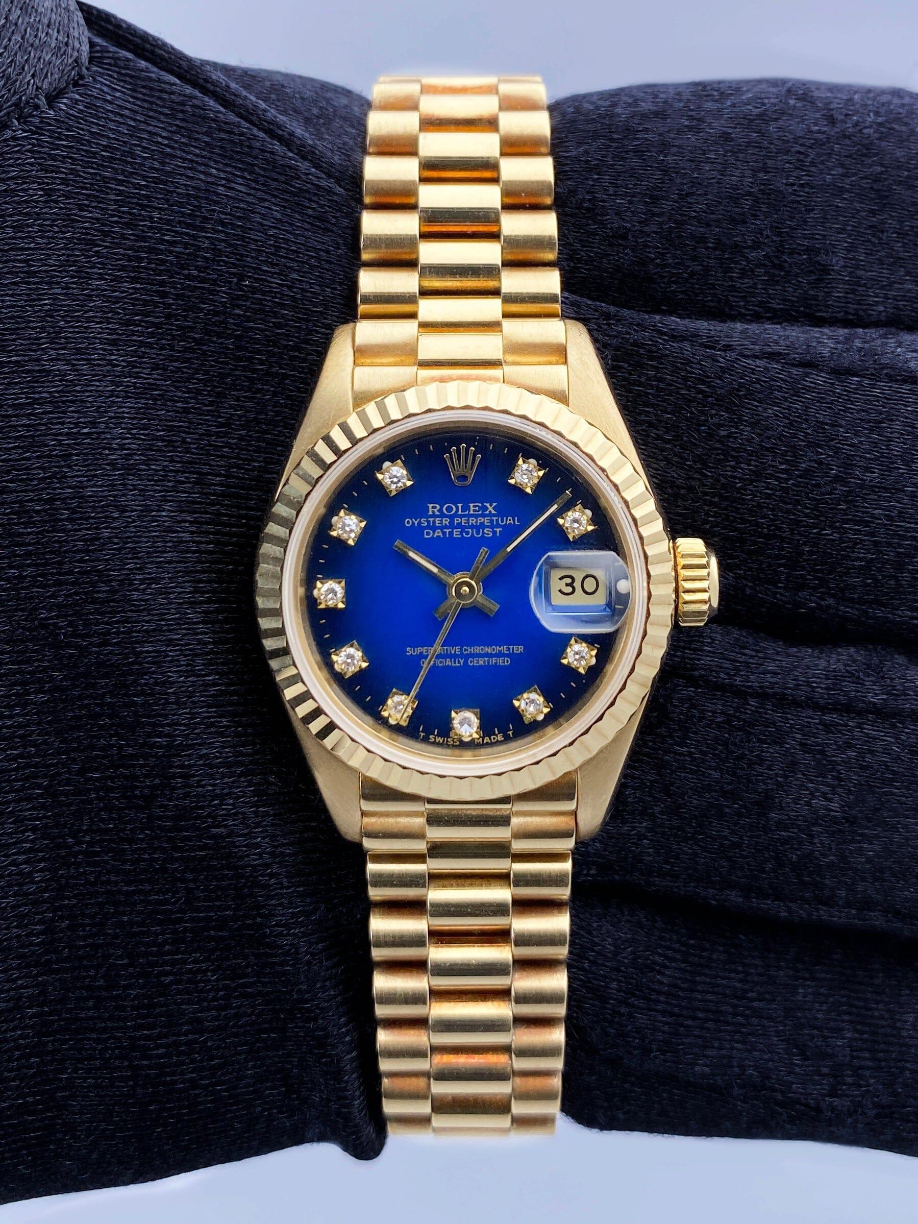Rolex Oyster Perpetual Datejust 69178 Orologio da donna. Cassa in oro giallo 18 carati da 26 mm con lunetta scanalata. Quadrante blu con lancette e indici in oro. Indici dei minuti sul quadrante esterno. Datario a ore 3. Bracciale President in oro