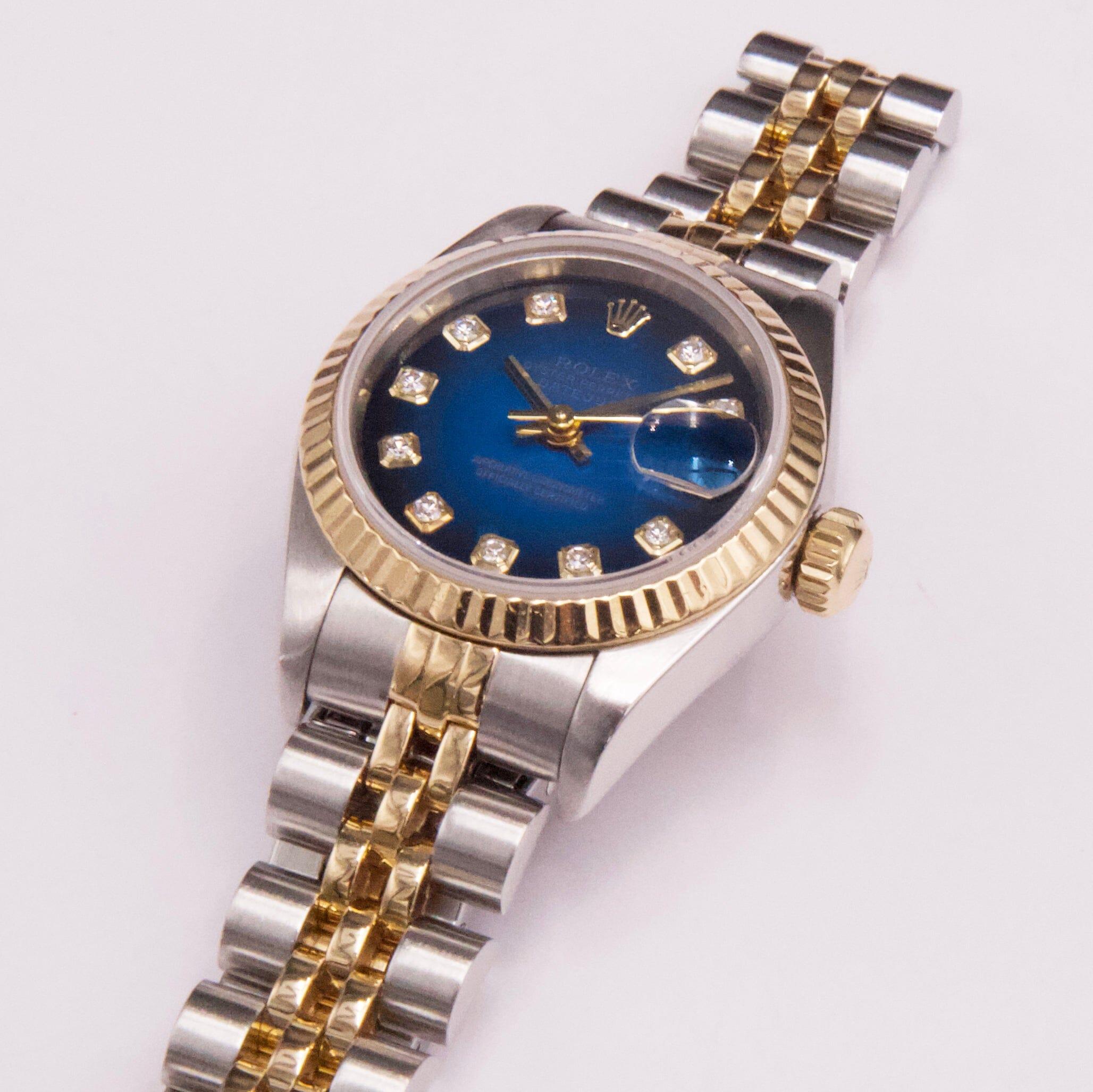 Rolex Datejust 79173 Orologio da donna. Cassa in acciaio inossidabile da 26 mm con lunetta scanalata in oro giallo 18 carati. Quadrante blu con lancette d'oro e indici di diamanti di fabbrica. Datario a ore 3. Bracciale Jubilee in acciaio e oro