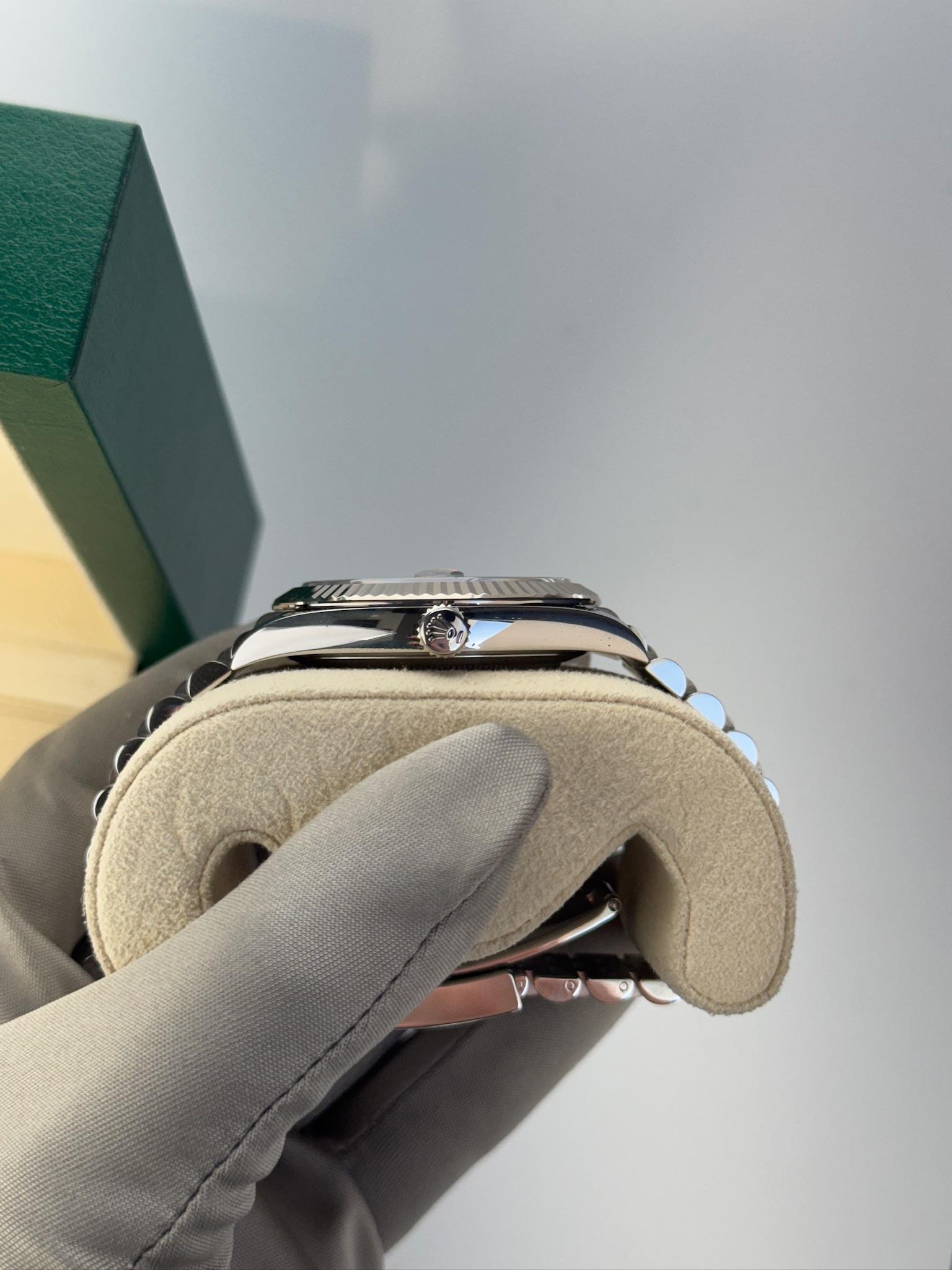 Unwornwatches introducing La Rolex Datejust 36 (réf. 126234), datée du 16/09/2020, est un mélange raffiné de luxe et d'élégance. Dotée d'un superbe cadran aubergine avec chiffres romains et accents diamantés, cette montre est à la fois audacieuse et