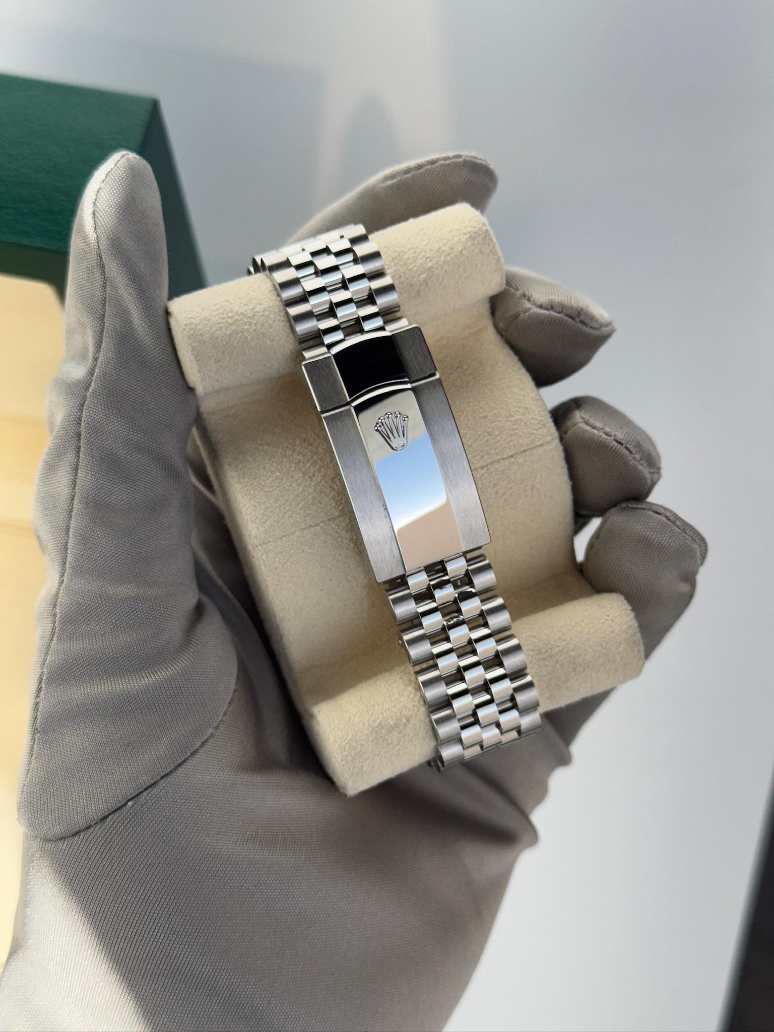 Contemporain Rolex Montre Datejust Aubergine Roman DIA cadran cannelé Jubilee WG/SS 36 Style : 126234