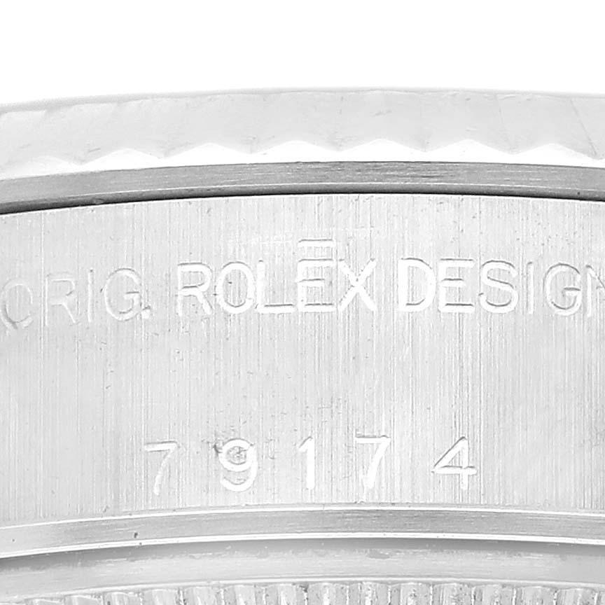 Rolex Datejust Black Diamond Dial White Gold Steel Ladies Watch 79174 Box Papers. Mouvement automatique à remontage automatique, officiellement certifié chronomètre. Boîtier oyster en acier inoxydable de 26.0 mm de diamètre. Logo Rolex sur la