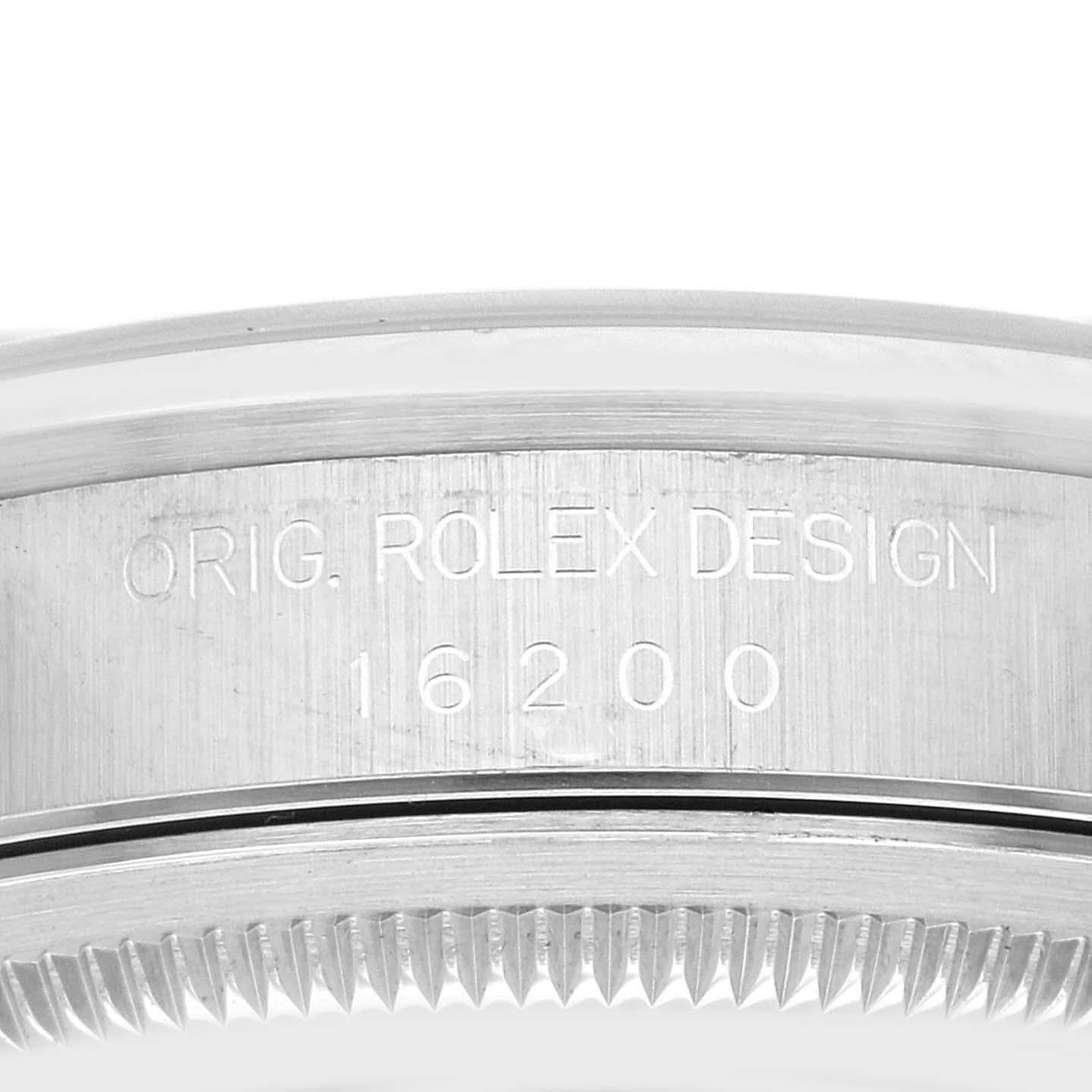 Rolex Datejust Blue Dial Smooth Bezel Steel Mens Watch 16200 Box Papers. Mouvement automatique à remontage automatique, officiellement certifié chronomètre, avec fonction de date rapide. Boîtier oyster en acier inoxydable de 36 mm de diamètre. Logo