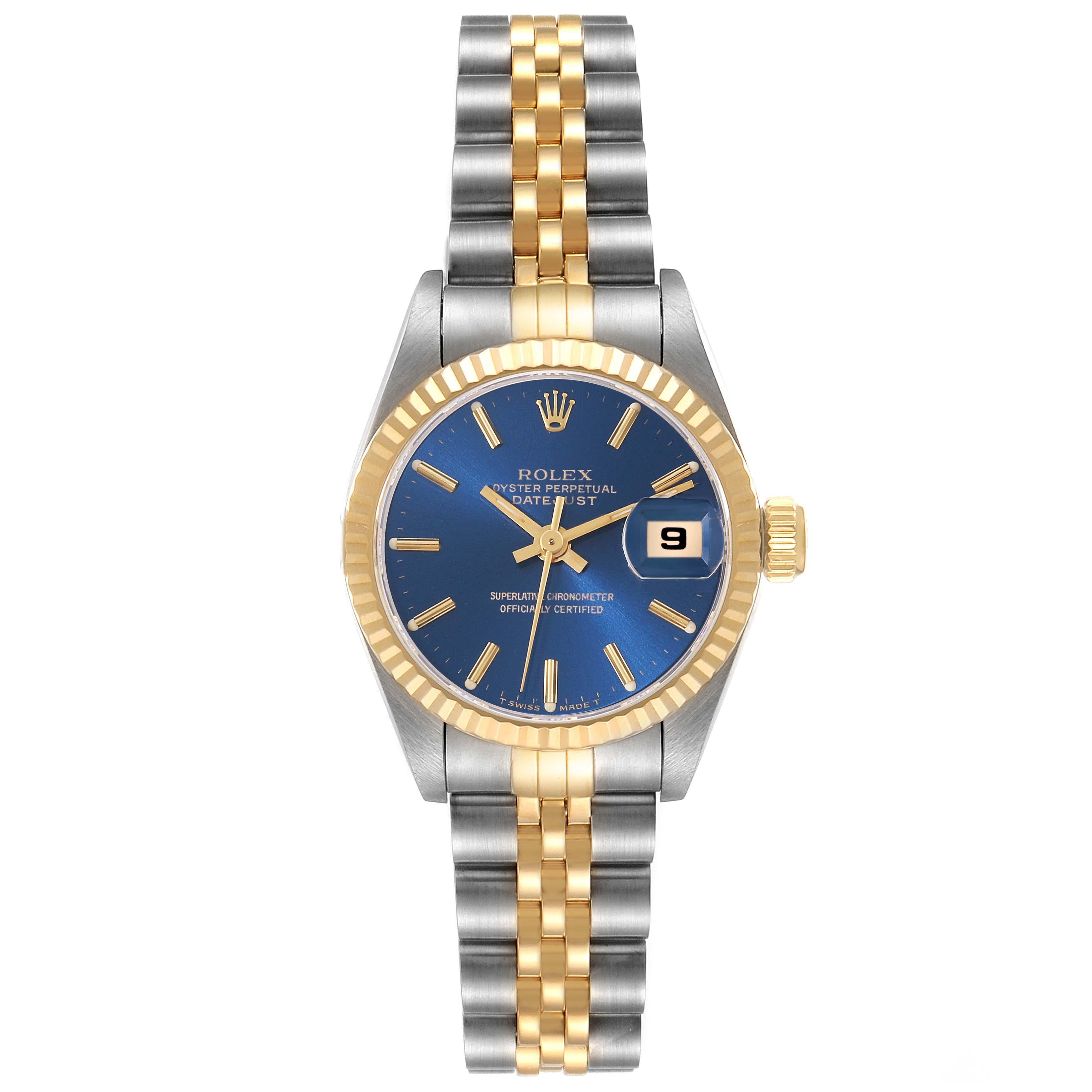 Rolex Datejust Blue Dial Steel Yellow Gold Ladies Watch 69173. Mouvement automatique à remontage automatique, officiellement certifié chronomètre. Boîtier oyster en acier inoxydable de 26.0 mm de diamètre. Logo Rolex sur la couronne. Lunette