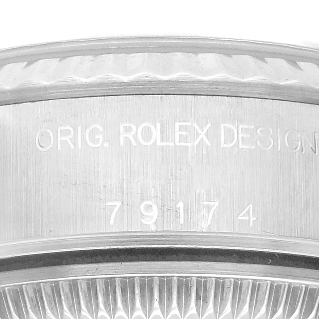 Rolex Datejust cadran bleu diamant acier or blanc montre femme 79174. Mouvement automatique à remontage automatique, officiellement certifié chronomètre. Boîtier oyster en acier inoxydable de 26.0 mm de diamètre. Logo Rolex sur la couronne. Lunette