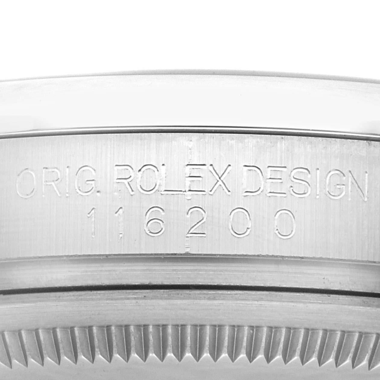 Rolex Datejust Blue Roman Dial Oyster Bracelet Steel Mens Watch 116200 Box Card. Mouvement à remontage automatique certifié officiellement chronomètre. Boîtier en acier inoxydable de 36.0 mm de diamètre. Logo Rolex sur une couronne. Lunette bombée