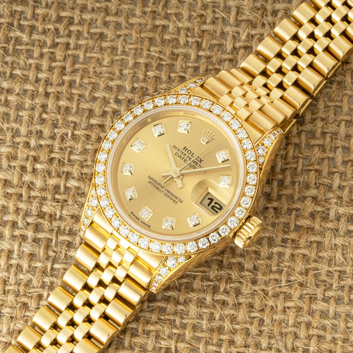Une très désirable Rolex Datejust pour dame en or jaune 18 carats, référence 7915. Le boîtier de 26 mm présente un cadran champagne serti de diamants, rehaussé d'une lunette et de cornes diamantées, avec un affichage de la date à 3 heures, protégé
