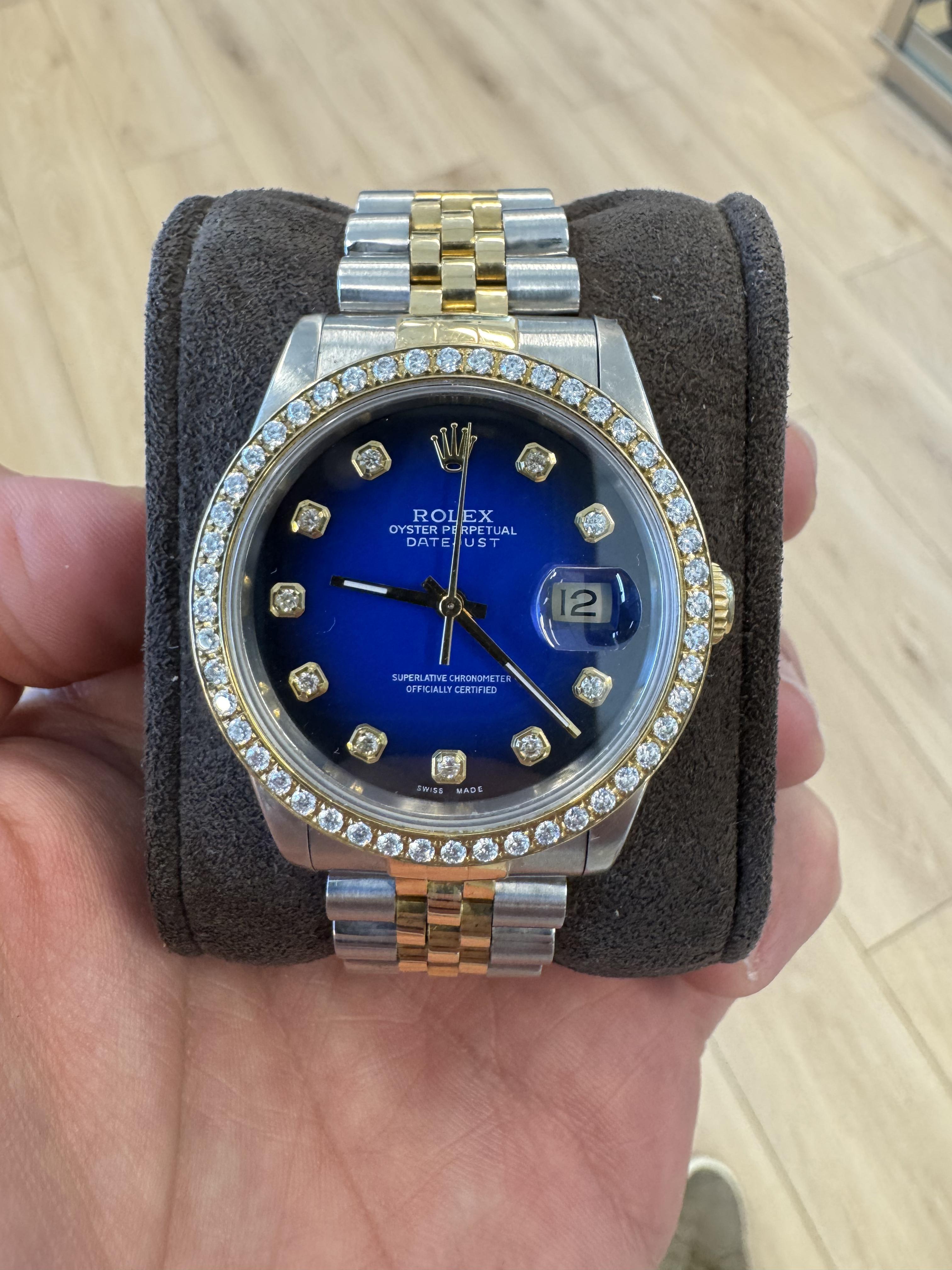 MARQUE : Rolex
MODÈLE : Datejust
RÉFÉRENCE : 16233
Taille : 36 mm
BOÎTIER : Or jaune 18k et acier inoxydable
CADRAN : Bleu personnalisé avec diamants
BEZEL : Or jaune personnalisé avec diamants
BAND : Jubilé en or jaune 18k et acier inoxydable
ANNÉE