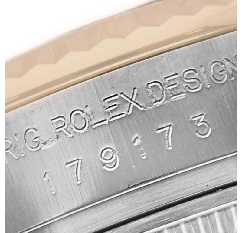 Rolex Datejust Diamond Dial Stahl Gelbgold Damenuhr 179173 Box Card. Offiziell zertifiziertes Chronometerwerk mit automatischem Aufzug. Austerngehäuse aus Edelstahl mit einem Durchmesser von 26 mm. Rolex-Logo auf einer Krone aus 18 Karat Gelbgold.