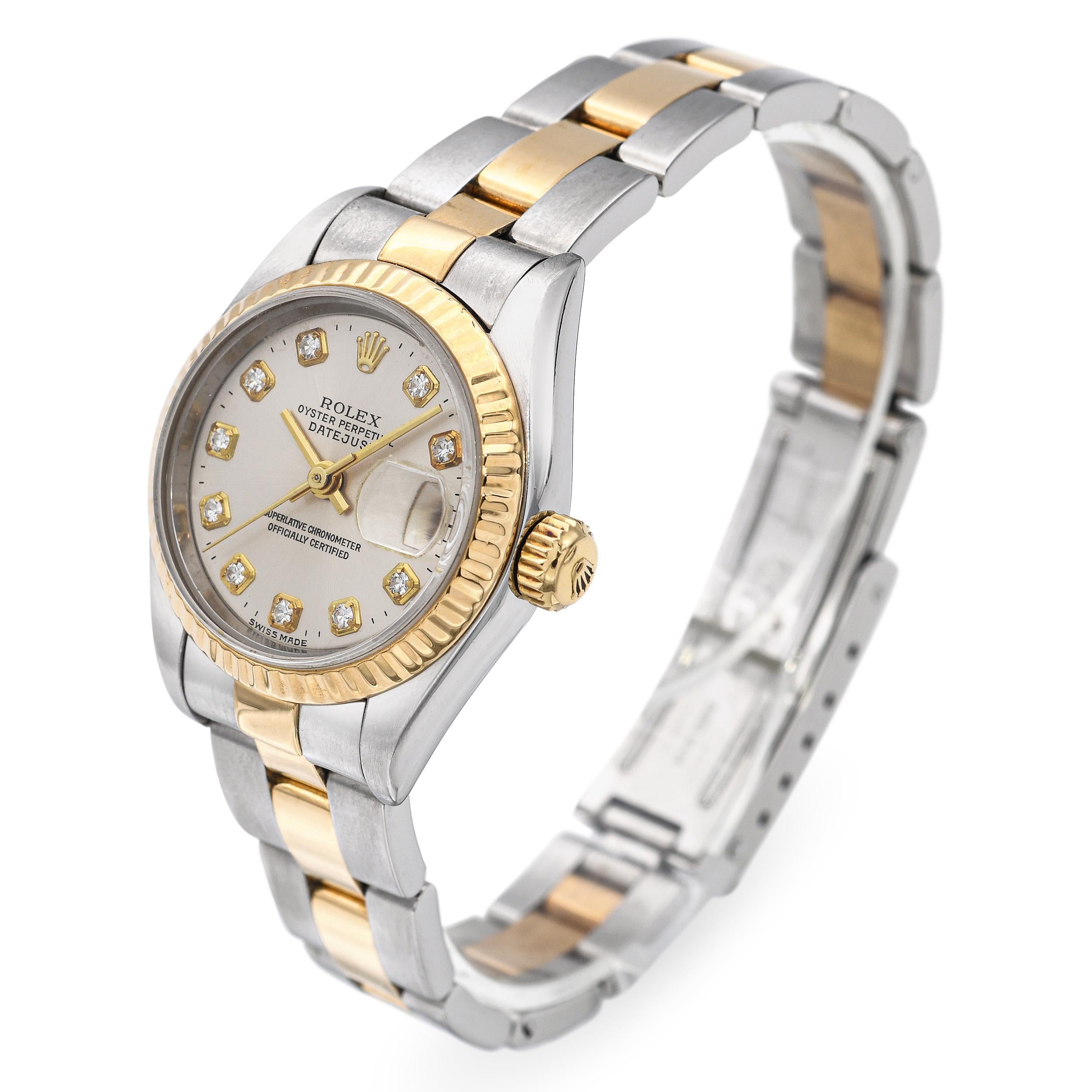 Irradiando lujo y precisión atemporales, este reloj Rolex Datejust Automático para mujer es una exquisita mezcla de elegancia y rendimiento. Fabricado en acero inoxidable con bisel estriado de oro amarillo de 18 quilates y brazalete Oyster bicolor a