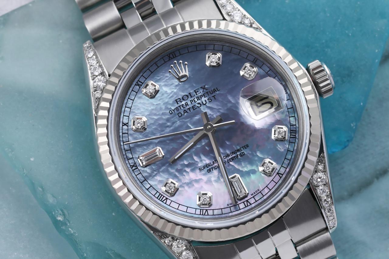 Rolex Datejust Diamant Tahitien Cadran Nacre 36mm Montre Oyster Perpetual 16014.
Cette montre est dans un état comme neuf. Elle a été polie, entretenue et ne présente aucune rayure ou imperfection visible. Toutes nos montres bénéficient d'une