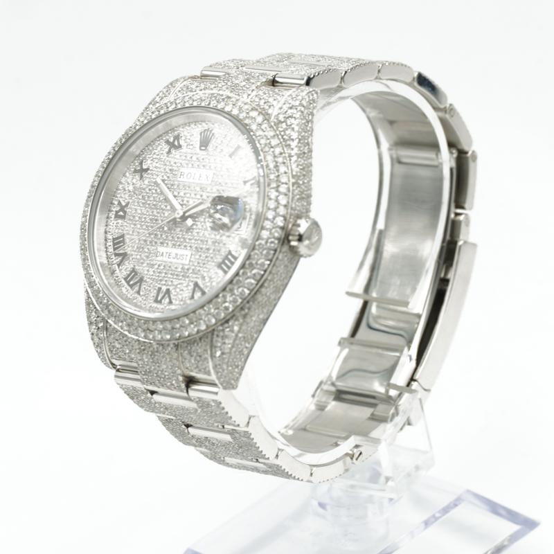 Diese schillernde Rolex Datejust wurde vor kurzem in unserem Geschäft gehandelt und ist in sehr gutem Zustand. Die Uhr besteht aus Edelstahl mit Diamanten, die im Gehäuse, Armband und Zifferblatt nachgefasst wurden, um den Stil der 