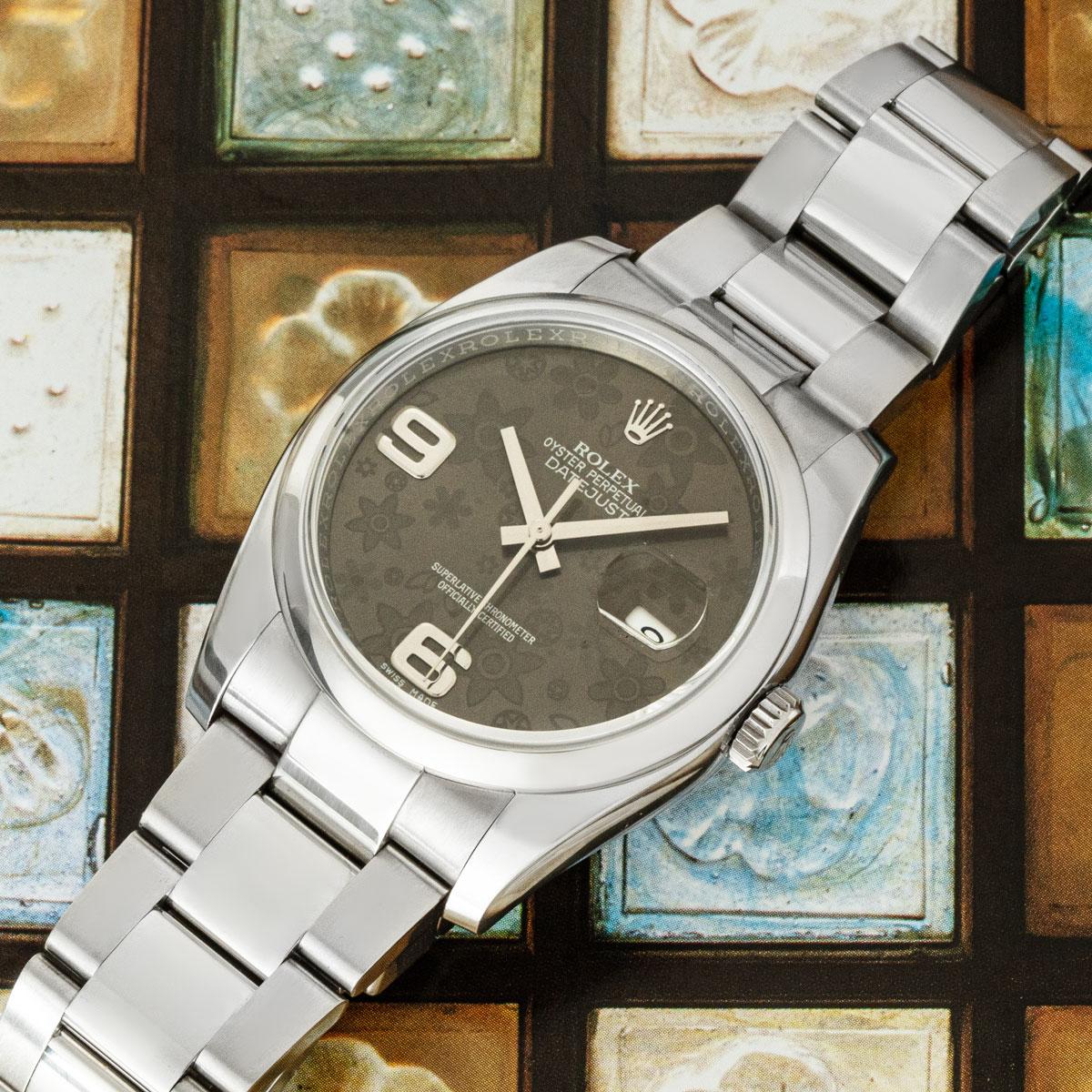 Une Datejust de Rolex de 36 mm en acier inoxydable. Le cadran floral chocolat avec chiffres arabes appliqués est entouré et complété par une lunette fixe lisse.

Elle est équipée d'un verre saphir et d'un mouvement automatique à remontage. La montre