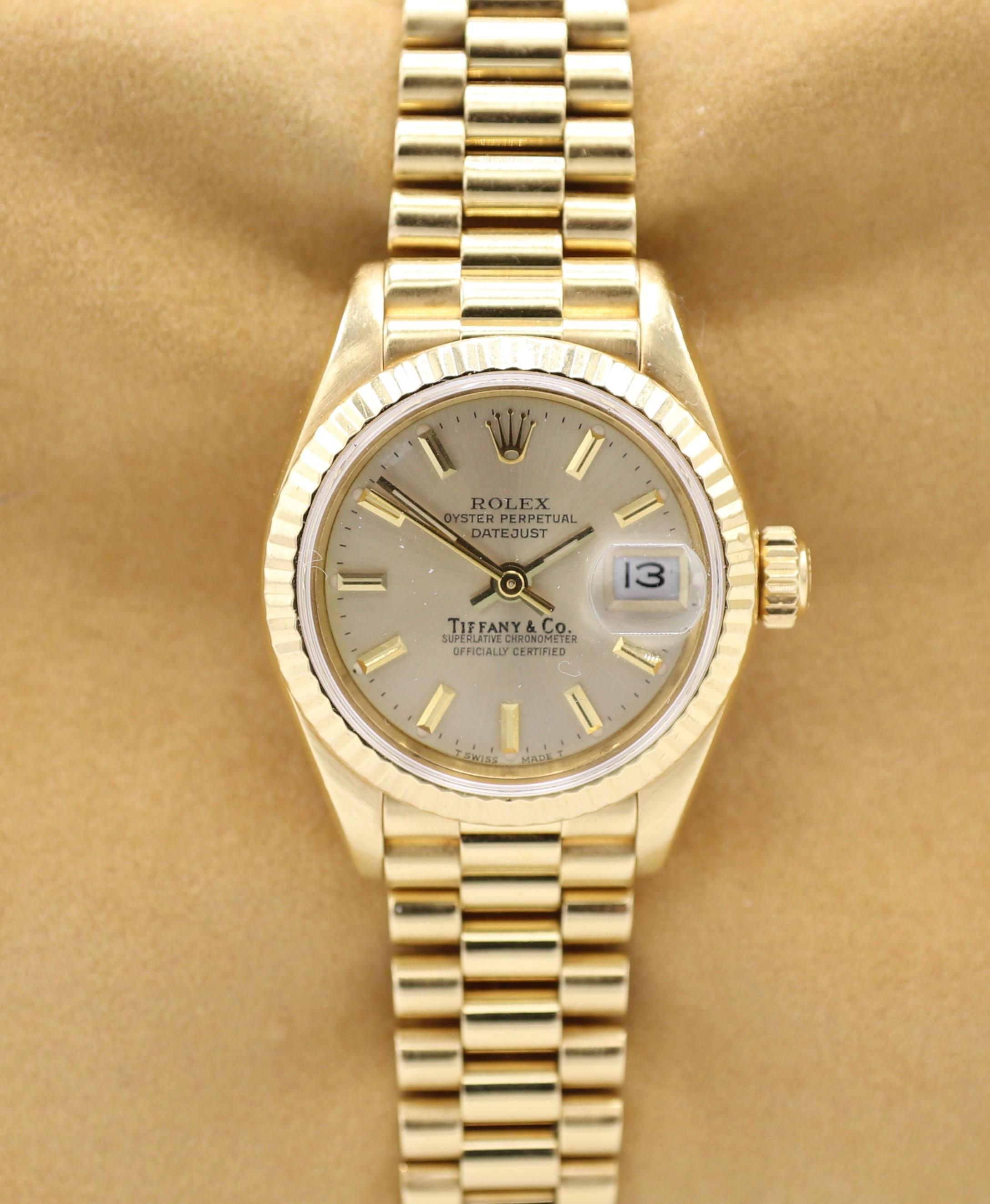 Rolex 69178 Datejust Tiffany & Co. Quadrante in oro giallo 18 carati Scatola e documenti dell'orologio 
Model No: 69178
Seriale: R251***
Metallo: oro giallo 18 carati
Peso: 71.6 grammi
Quadrante: Tiffany & Co., oro
Cassa: 26 mm
Cristallo: