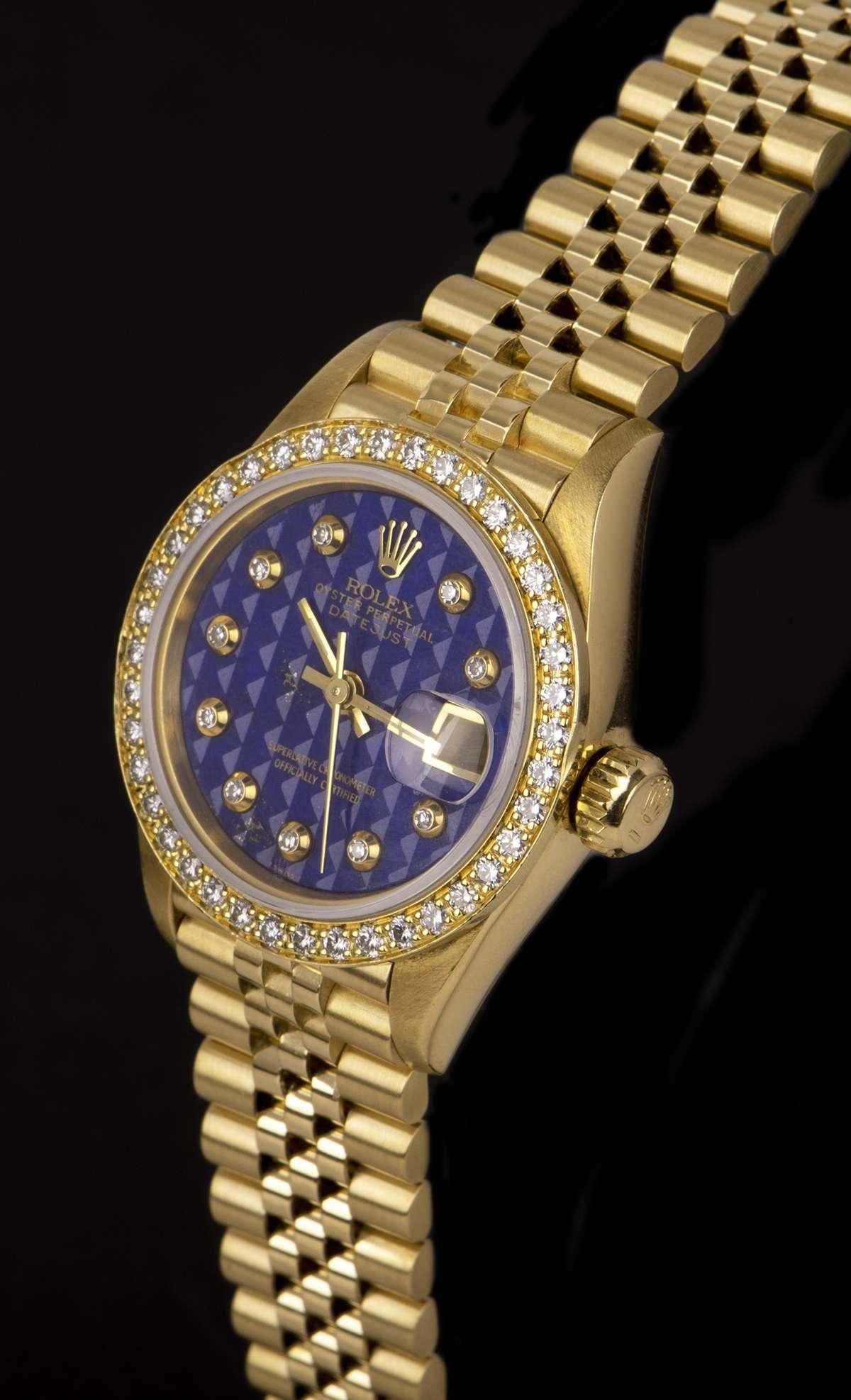 An 18k Yellow Gold Oyster Perpetual Datejust Ladies Wristwatch, rare lapis lazuli pyramid dial with 10 applied rubover set diamonds, date at 3 0'clock, a fixed 18k yellow gold bezel set with approximately 40 round brilliant cut diamonds (~0.4ct), an
