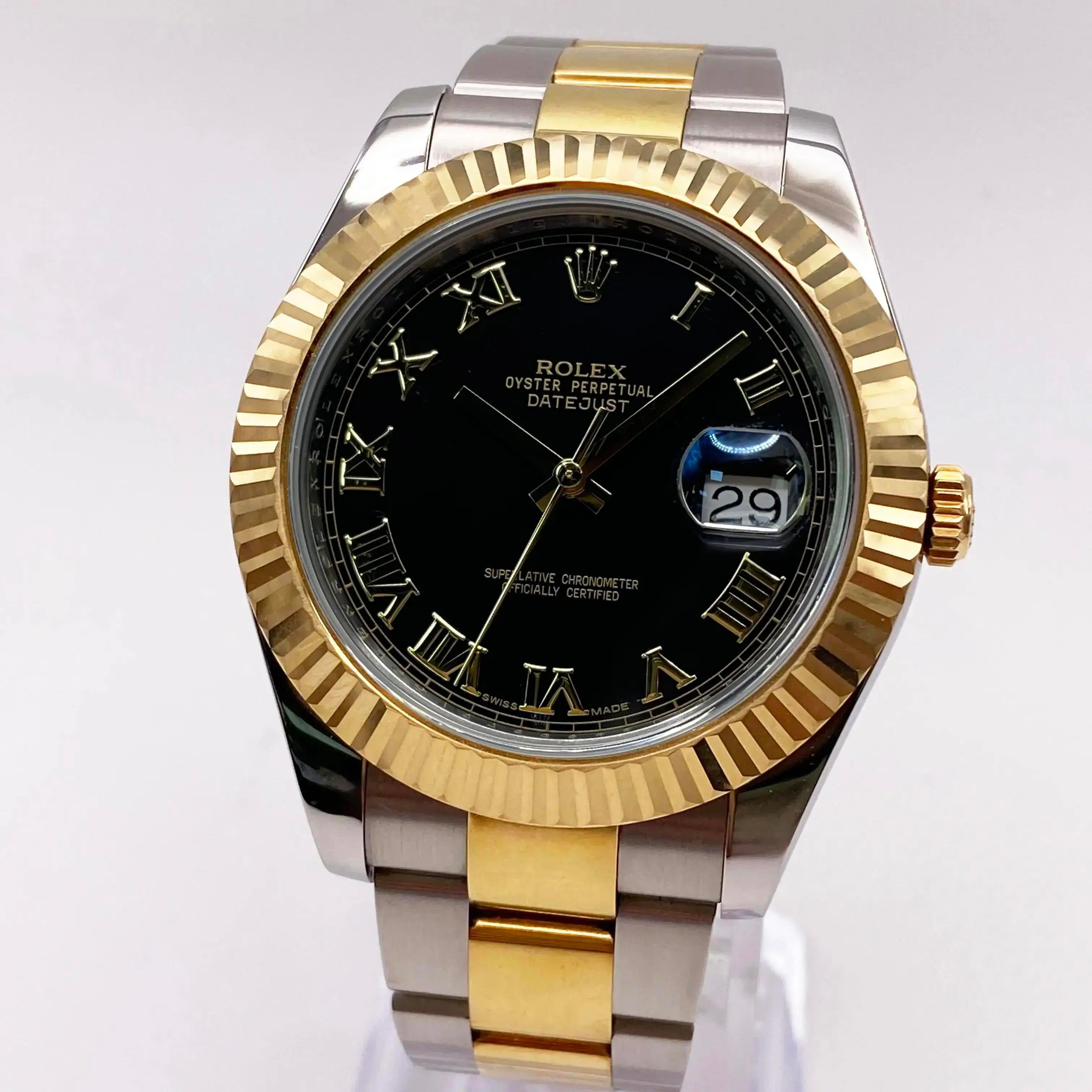 Buone condizioni d'uso. Scatola e documenti. Lucidatura gratuita su richiesta. L'orologio è completamente revisionato e testato per verificare l'impermeabilità, la calibrazione del movimento e la precisione dell'ora.