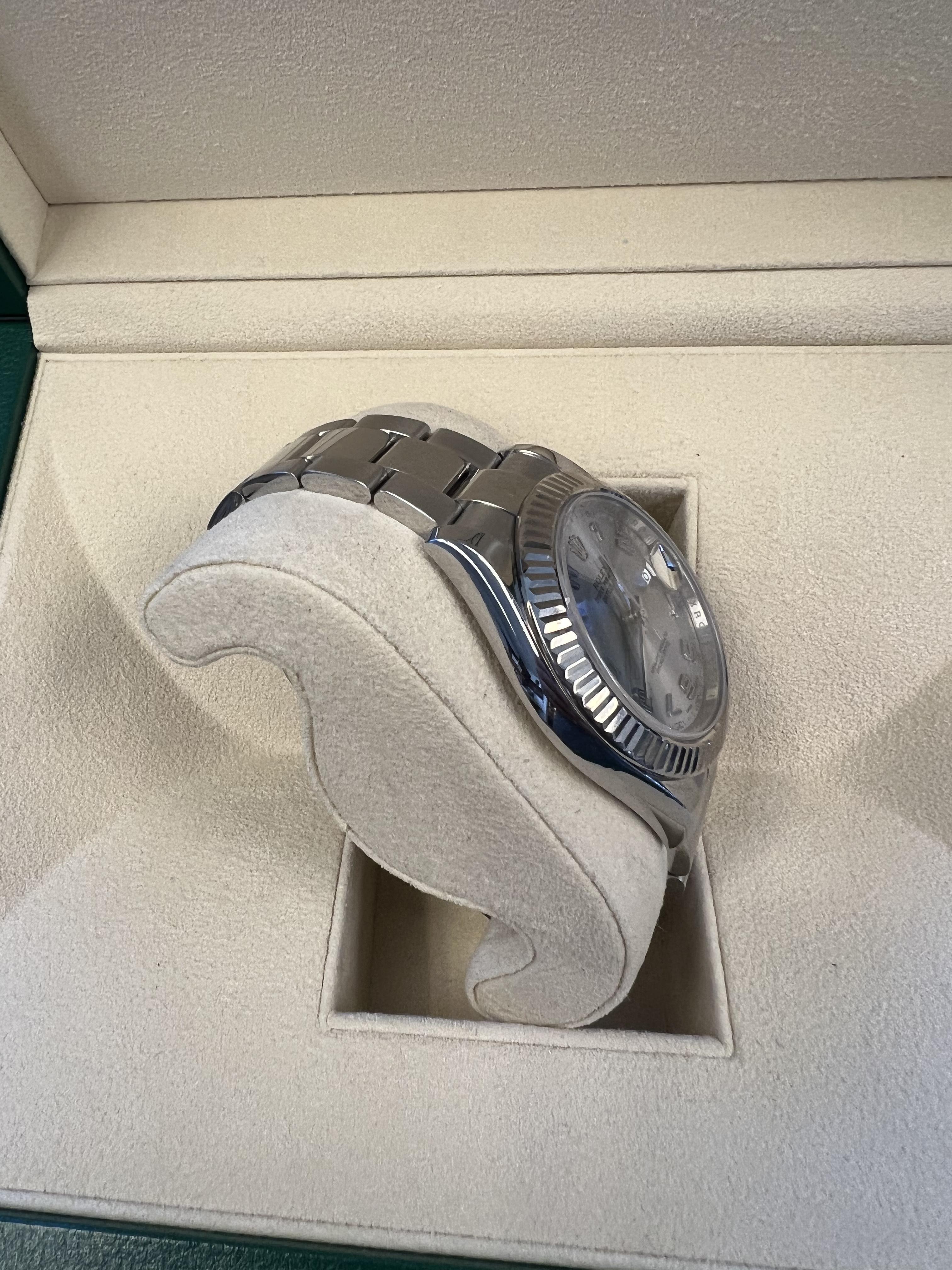 Rolex Datejust II 41mm Mint Box and Papers In Excellent Condition For Sale In BEVERLY HILLS, CA