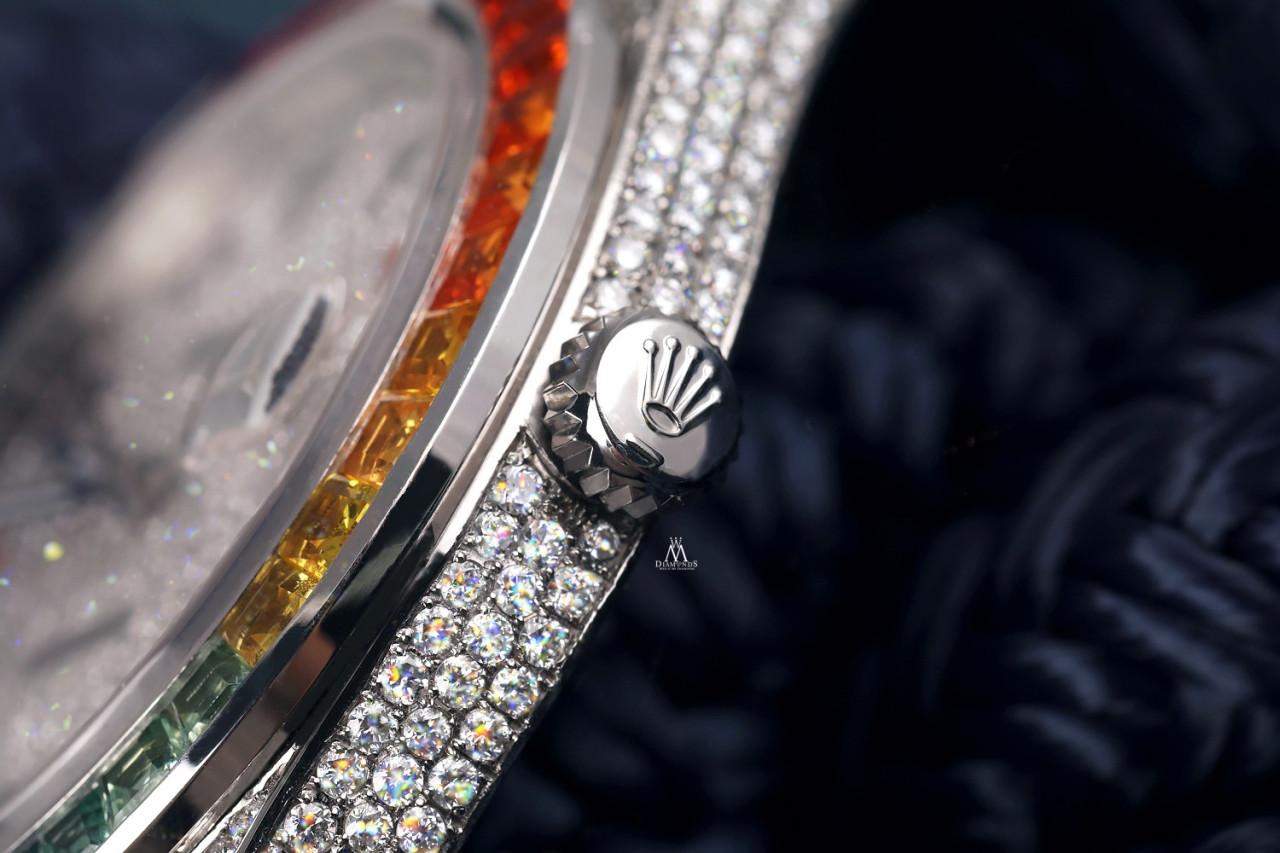 Rolex Datejust II 41mm Edelstahl Fully Iced Out Uhr mit Regenbogen Lünette und Regenbogen Zifferblatt 116300.
Diese Uhr ist in neuwertigem Zustand. Es wurde poliert, gewartet und hat keine sichtbaren Kratzer oder Flecken. Alle unsere Uhren werden