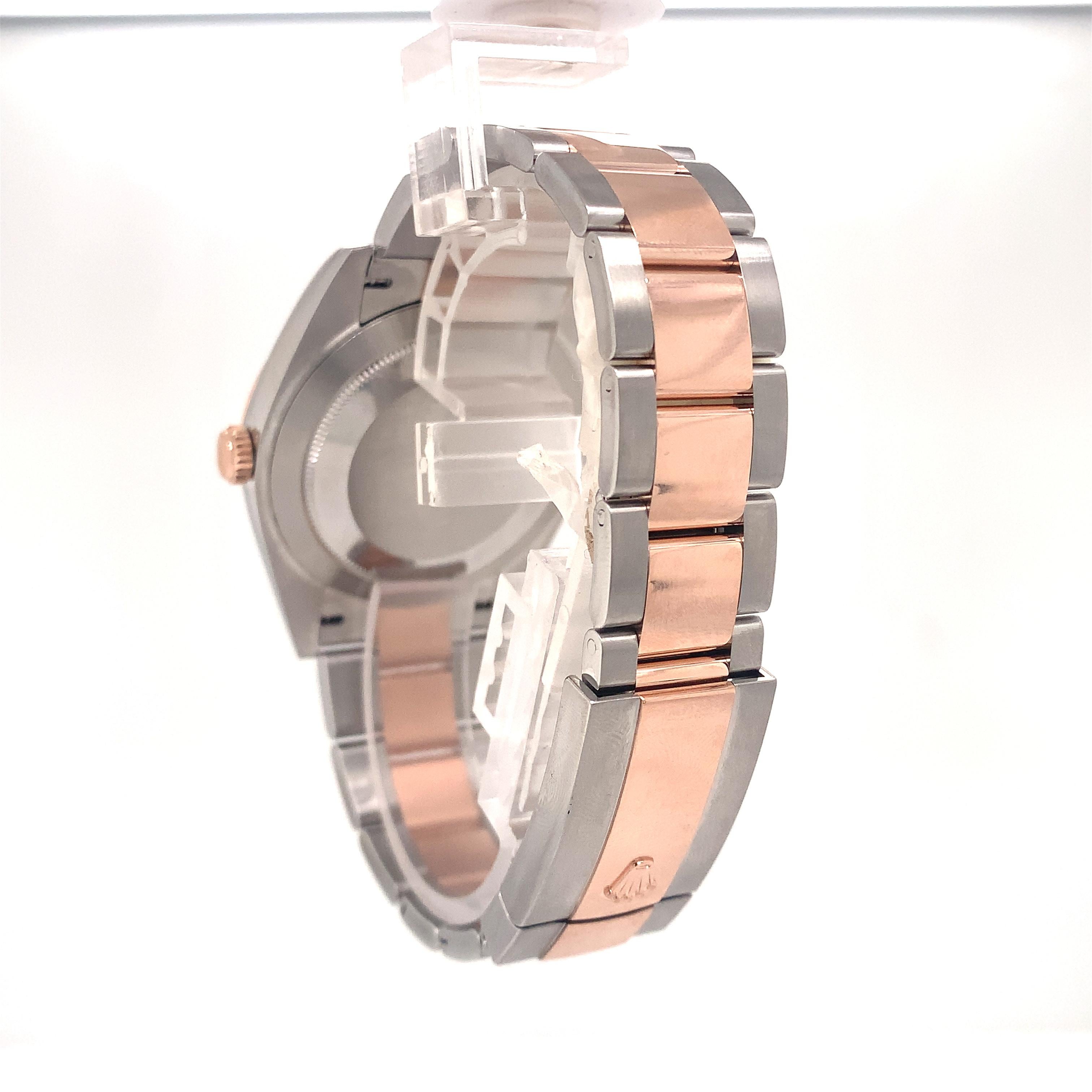 Rolex hat ein Design entwickelt:: das sich mühelos in Ihre anspruchsvolle Zeitmesser-Kollektion einfügen lässt. Ein Armband aus 18 Karat Gelbgold und Edelstahl sowie ein robustes graues Zifferblatt mit römischen Indexen und einem Datumsfenster