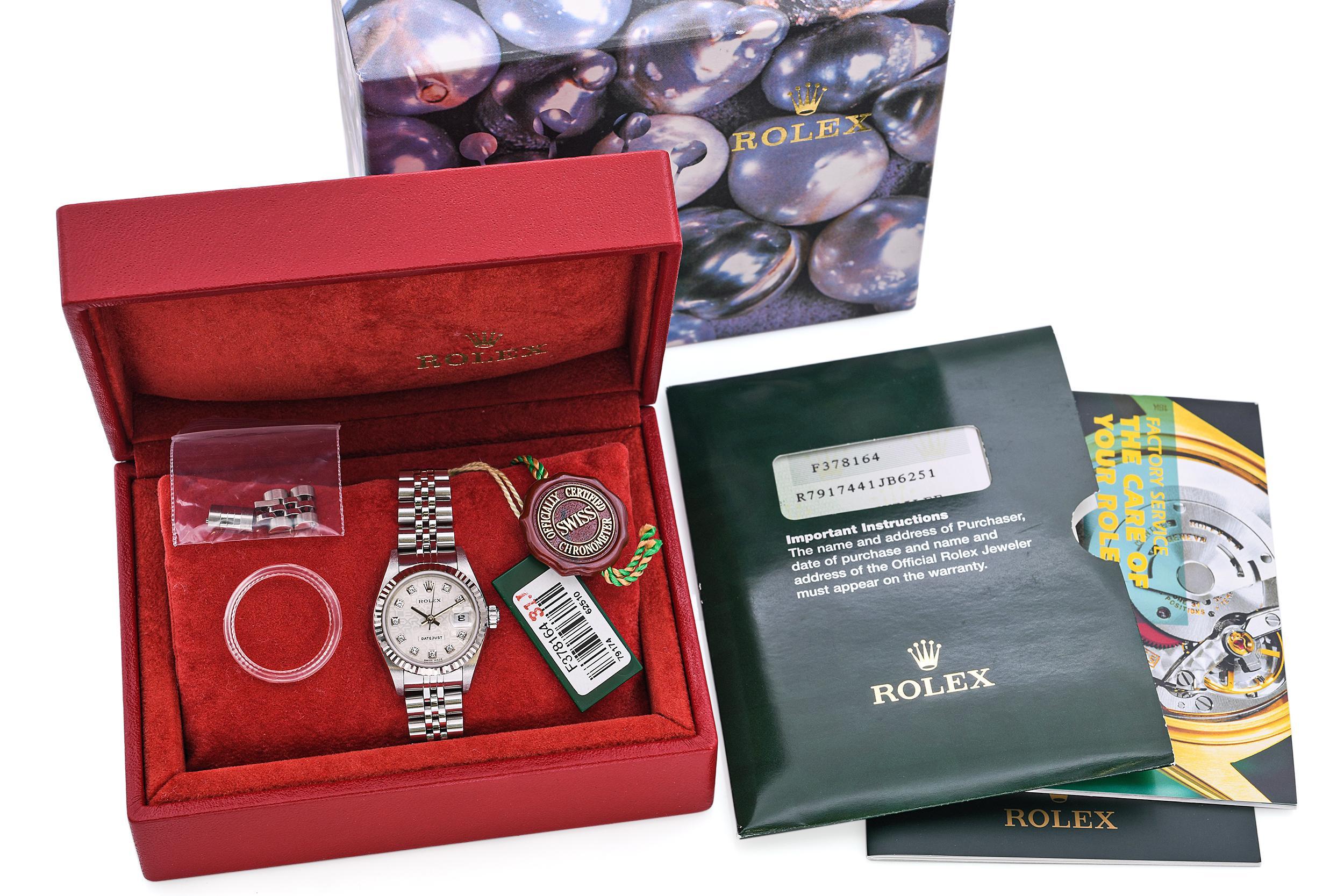 Este Rolex Datejust Ref. 79174 luce una refinada esfera Jubilee plateada con índices de diamantes, que le confiere un aspecto lujoso y atemporal. Diseñado con un perfil clásico de tamaño medio, el reloj equilibra elegancia y versatilidad para