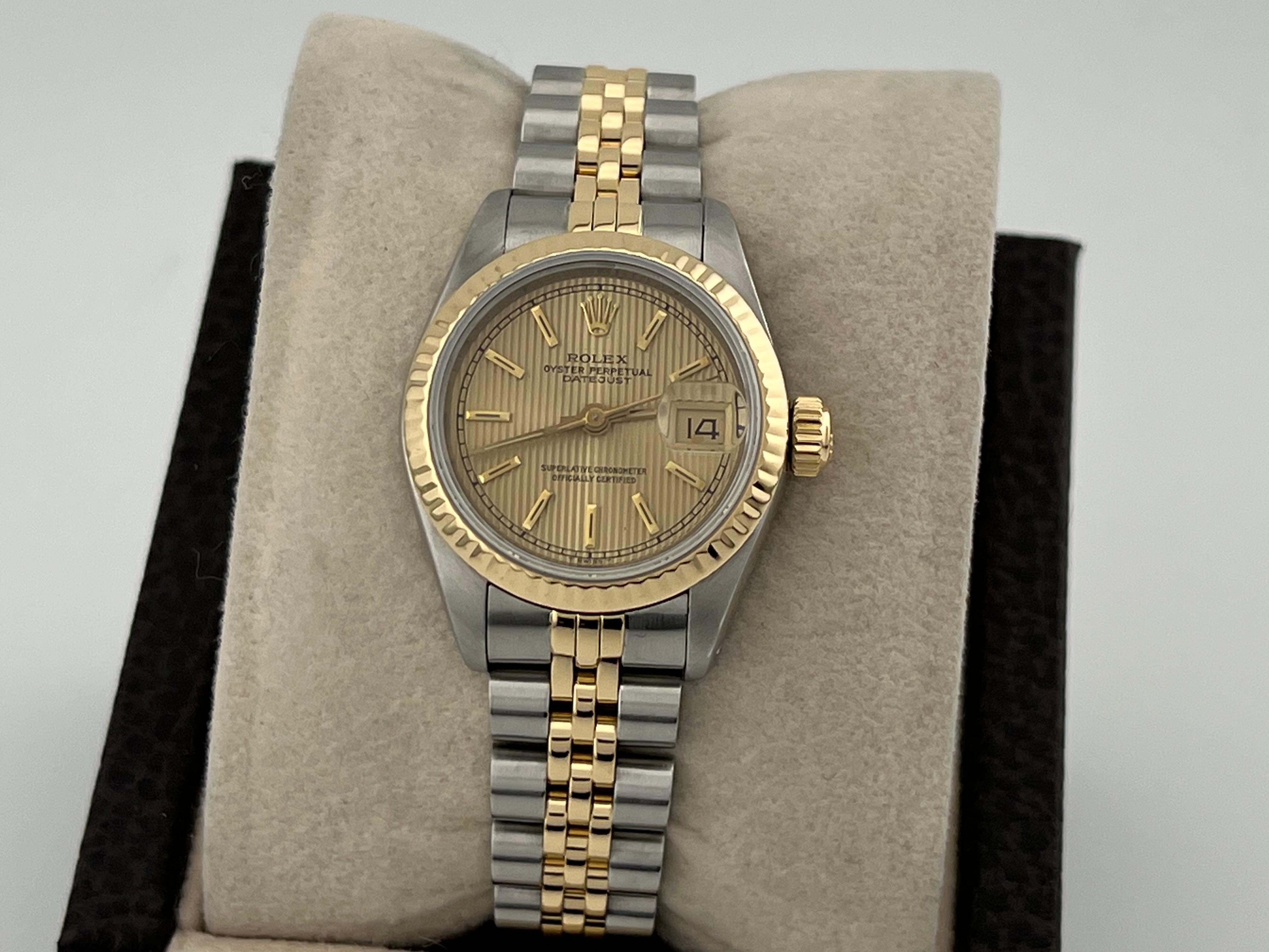 Stil Nummer: 69173



Seriennummer: 929****



Jahr: 1986

 

Modell: Rolex Damen Datejust  

 

MATERIAL des Gehäuses: Rostfreier Stahl 

 

Band: 18k Gelbgold & Edelstahl Jubilee

  

Lünette: 18k Gelbgold geriffelt

  

Zifferblatt: Champagne