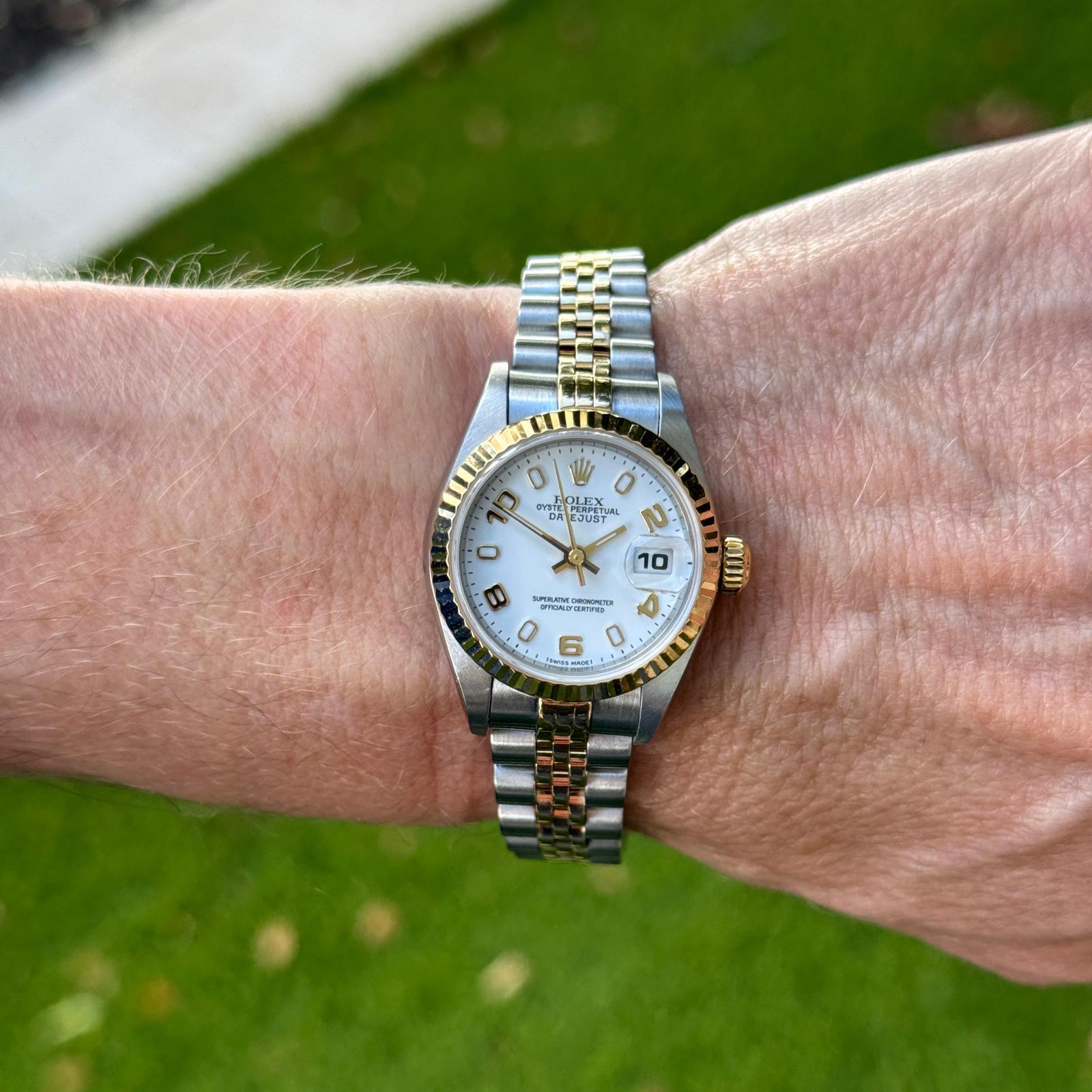 Cette élégante Rolex Lady Datejust bicolore (Réf. 79173) est l'expression intemporelle du luxe et de la précision. Fabriquée en acier inoxydable bicolore et en or jaune 18 carats, elle est dotée d'une lunette cannelée et d'un cadran blanc raffiné