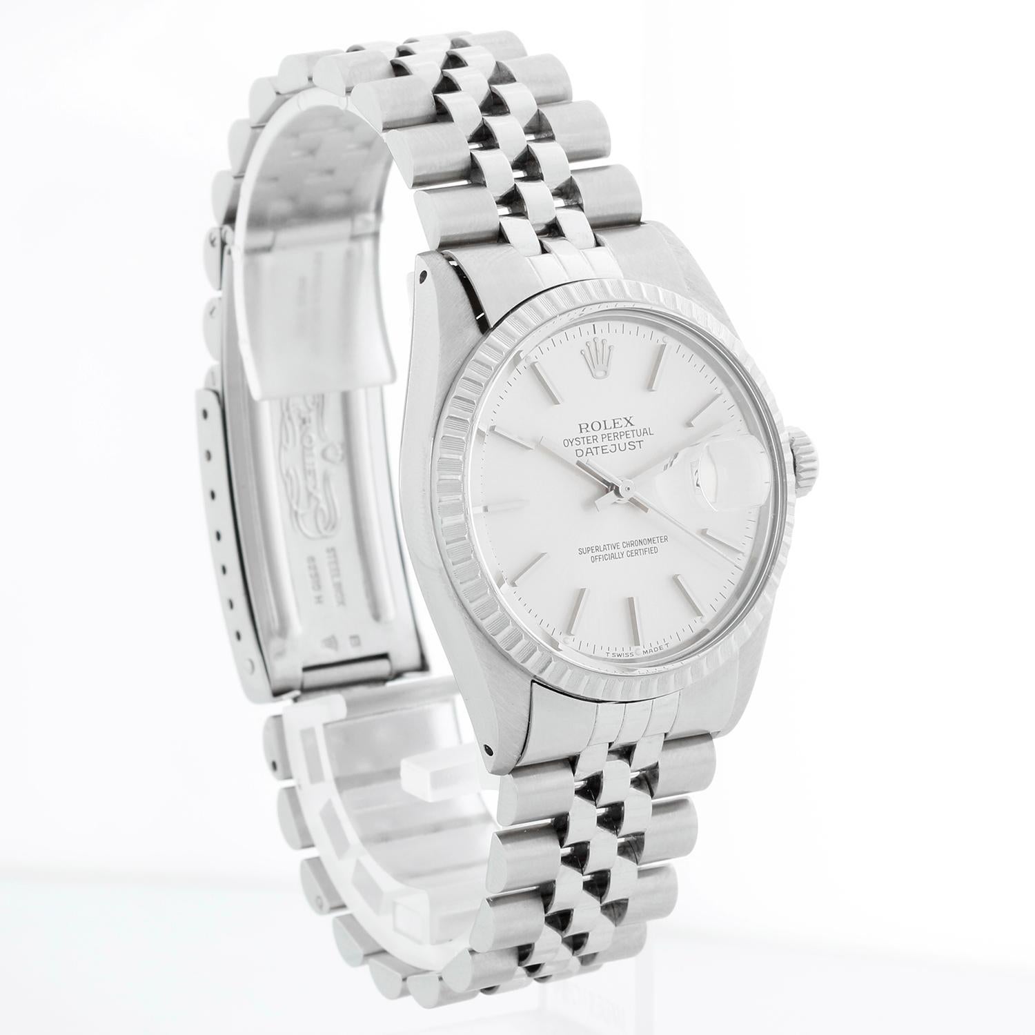 Montre Rolex Datejust pour homme, acier, cadran argenté 16030 - Remontage automatique avec date ; verre acrylique. Boîtier en acier inoxydable (36 mm de diamètre)  avec lunette décolletée. Cadran argenté avec index bâtons. Bracelet Jubilé en acier