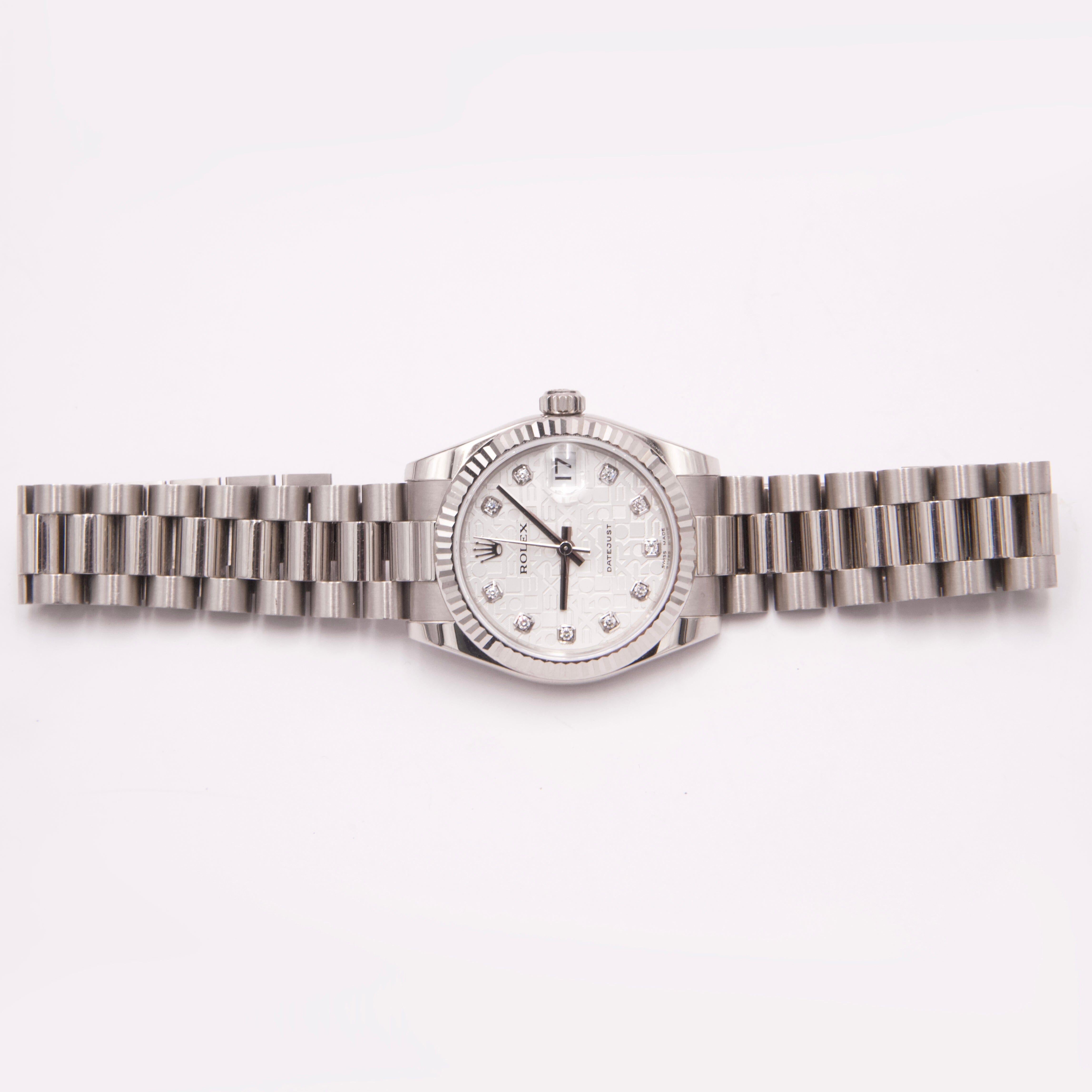 Rolex Datejust Midsize 178279 Damenuhr. 31mm 18K Weißgold Gehäuse. 18K Weißgold geriffelte Lünette. Silbernes Anniversary-Zifferblatt mit silberfarbenen Zeigern und diamantbesetzter Stundenmarkierung. Datumsanzeige auf der 3-Uhr-Position. 18K