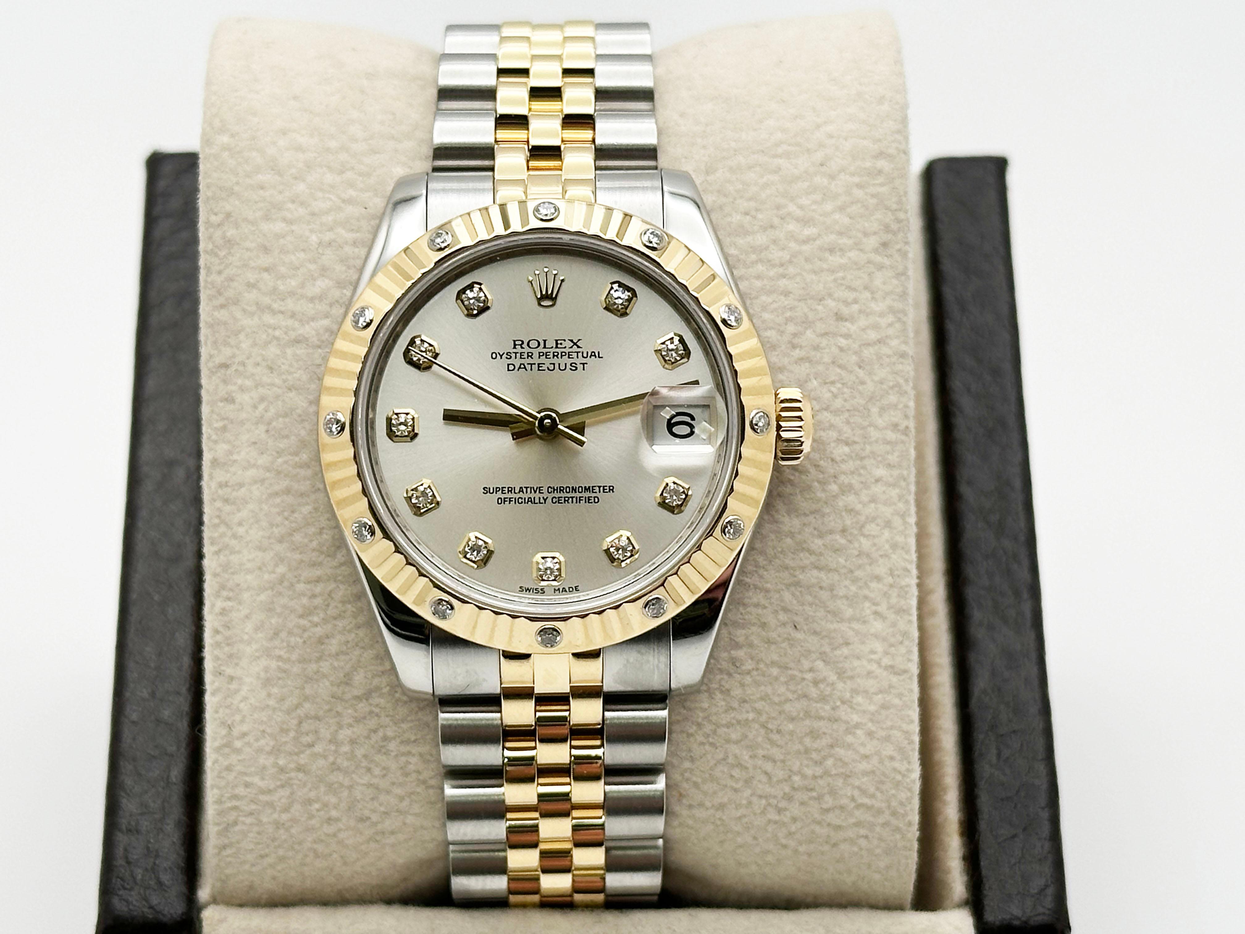 Numero di stile: 178313



Seriale: Z019***



Anno: 2010

 

Model: Rolex Datejust Midsize 

 

Materiale della cassa: Acciaio inossidabile 

 

Fascia: oro giallo 18 carati e acciaio inossidabile 

  

Lunetta: Lunetta originale di fabbrica in oro
