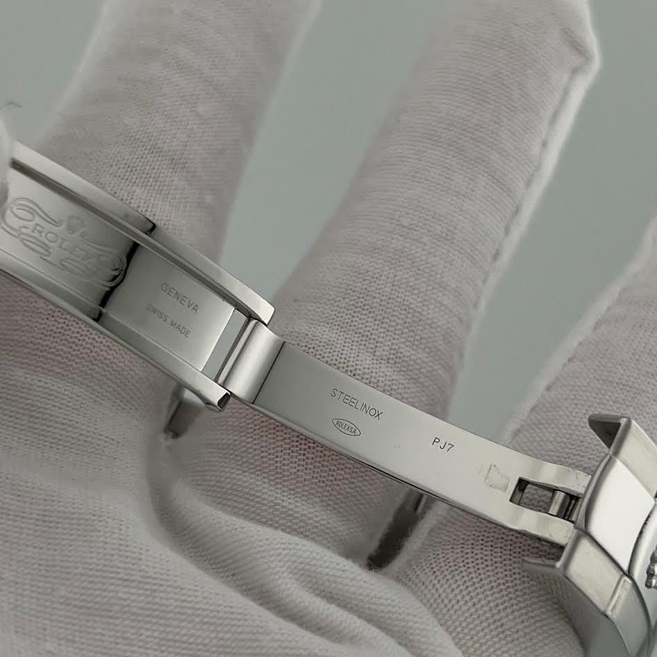 Numero di stile: 178384



Seriale: S467****



Anno: 2010 - 2018

 

Model: Rolex Datejust Midsize 

 

Materiale della cassa: Acciaio inossidabile 

 

Fascia: Acciaio inossidabile 

  

Lunetta: Lunetta con diamanti in oro bianco 18k di