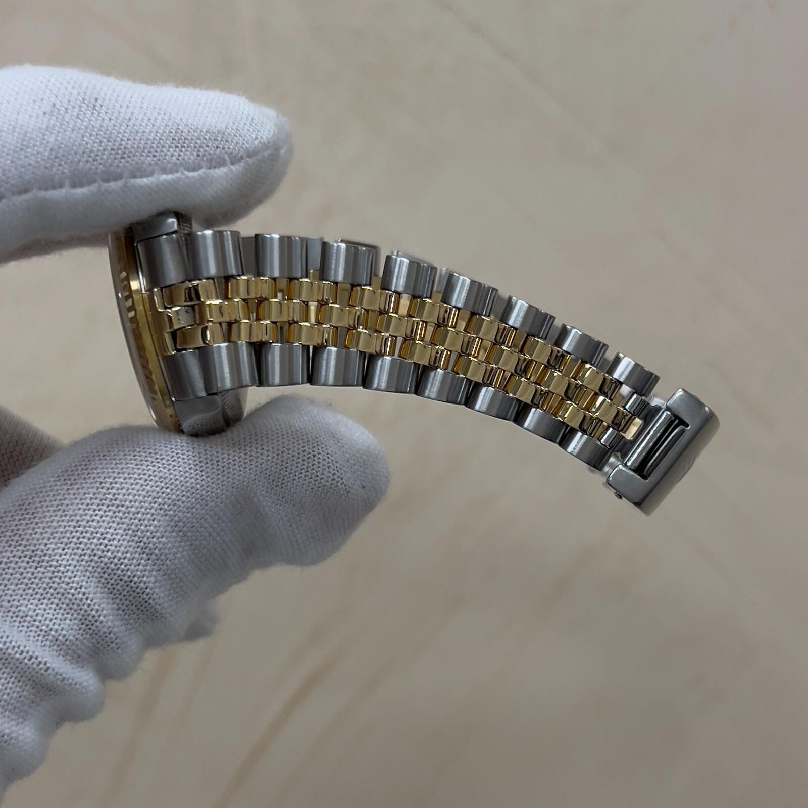 Numéro de style : 78273



Série : A764***



Année : 1999

 

Modèle : Rolex Datejust 

 

Matériau du boîtier : Acier inoxydable 

 

Bande : or jaune 18K et acier inoxydable 

  

Lunette : or jaune 18K 

  

Cadran : Cadran bleu 

 

Visage :