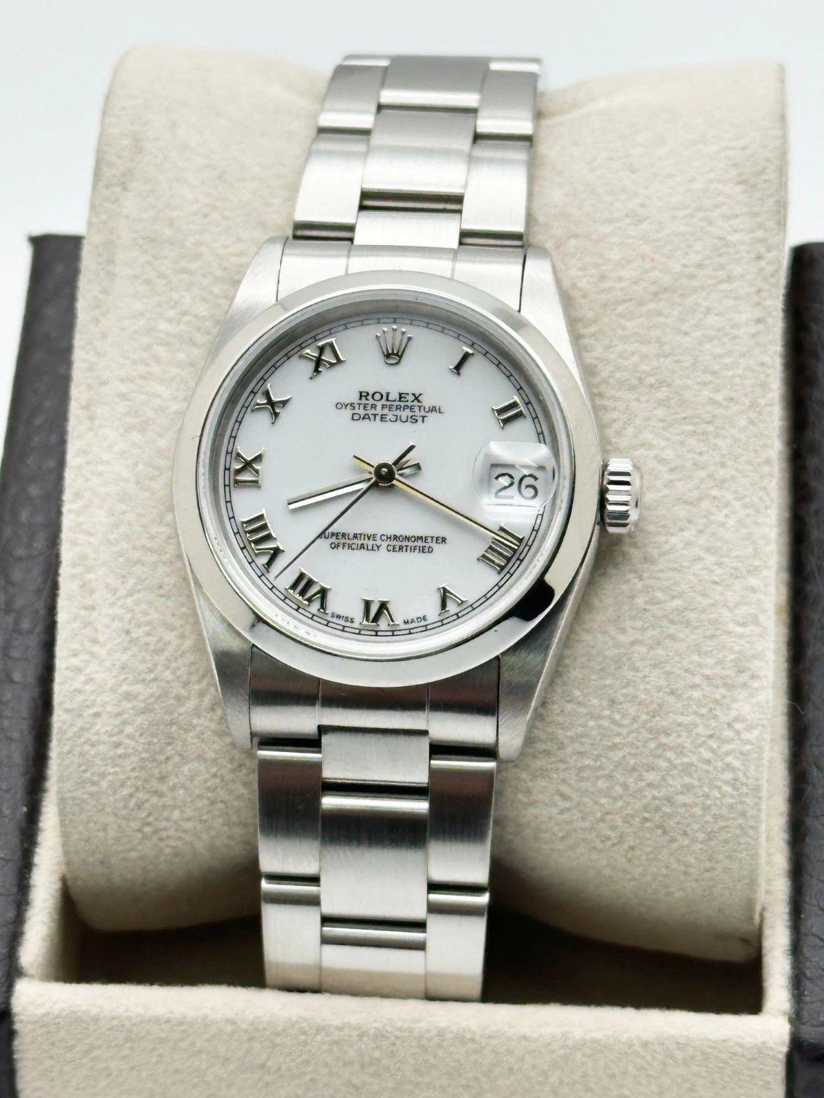 Stilnummer: 68240



Seriennummer: U921***



Jahr: 1997

 

Modell: Rolex Datejust 

 

MATERIAL des Gehäuses: Rostfreier Stahl 

 

Band:  Rostfreier Stahl 

  

Lünette:  Rostfreier Stahl 

  

Zifferblatt: Weißes römisches Zifferblatt 

