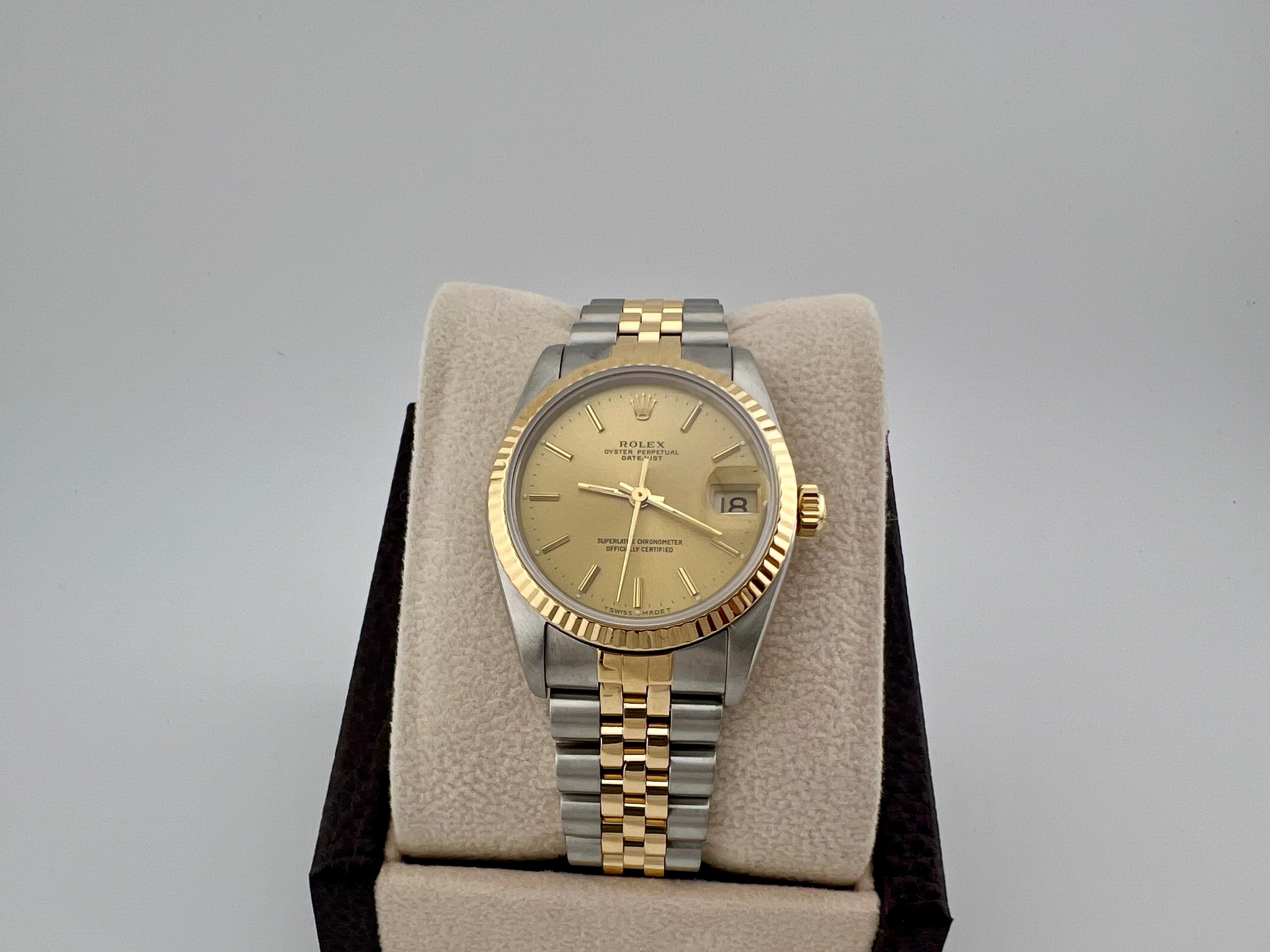 Numéro de style : 68273



Série : E66****



Année : 1990

 

Modèle : Rolex Datejust Midsize 

 

Matériau du boîtier : Acier inoxydable

 

Bracelet : Jubilé en or jaune 18k et acier inoxydable

  

Lunette : or jaune 18k cannelé 

  

Cadran :