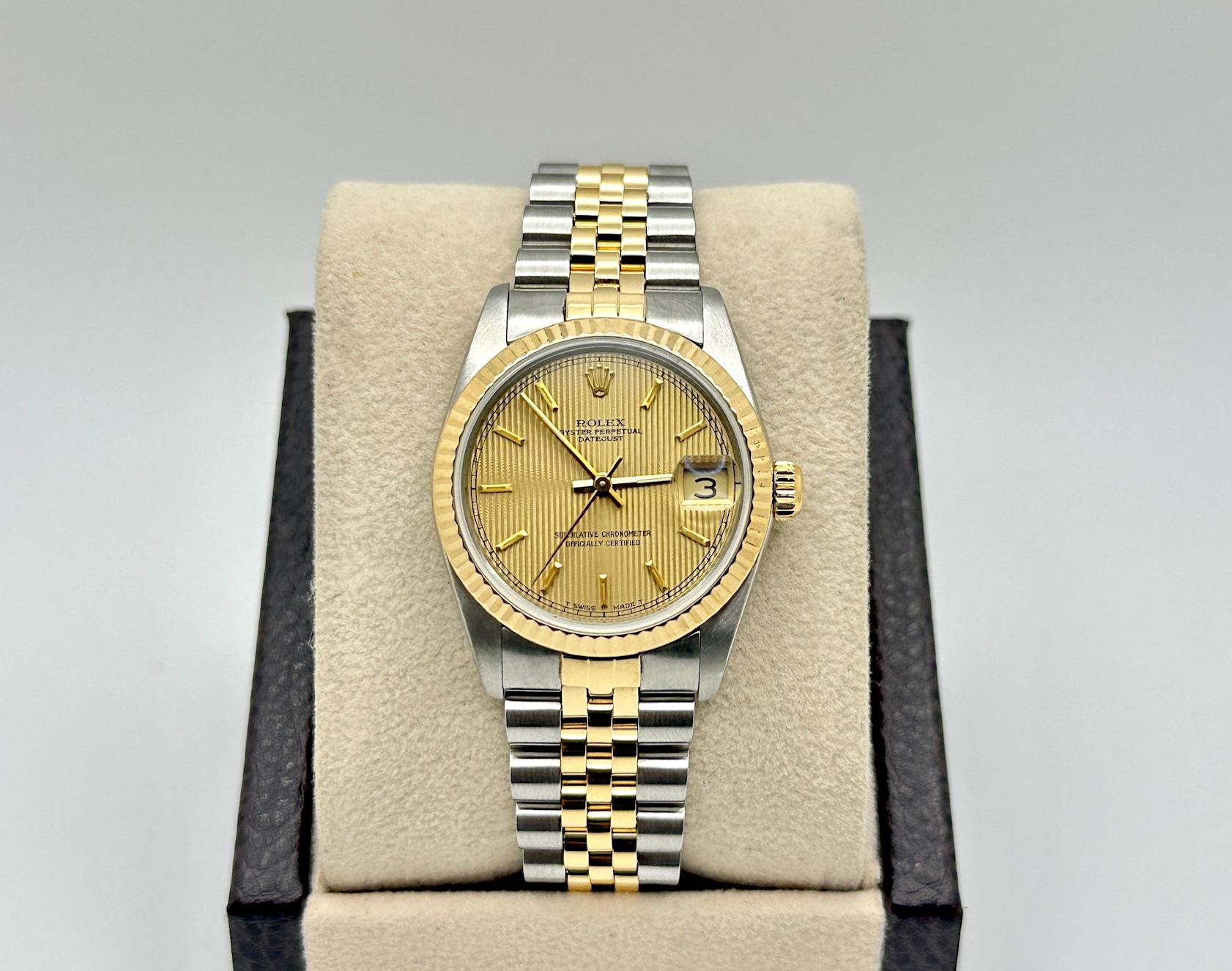 Número de estilo: 68273



De serie: 8947***



Año: 1986

 

Model No: Rolex Datejust Mediano

 

Material de la caja: Acero inoxidable 

 

Pulsera: Oro amarillo de 18 quilates y acero inoxidable

  

Bisel: Estriado de oro amarillo de 18