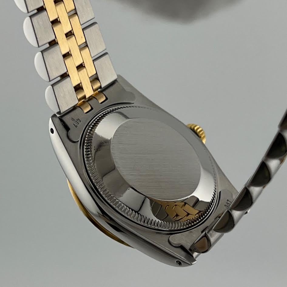 Numero di stile: 68273



Seriale: 932****



Anno: 1986

 

Model: Rolex Datejust Midsize 

 

Materiale della cassa: Acciaio inossidabile 

 

Fascia: Giubileo in oro giallo 18k e acciaio inossidabile



Lunetta: scanalata in oro giallo 18k

 